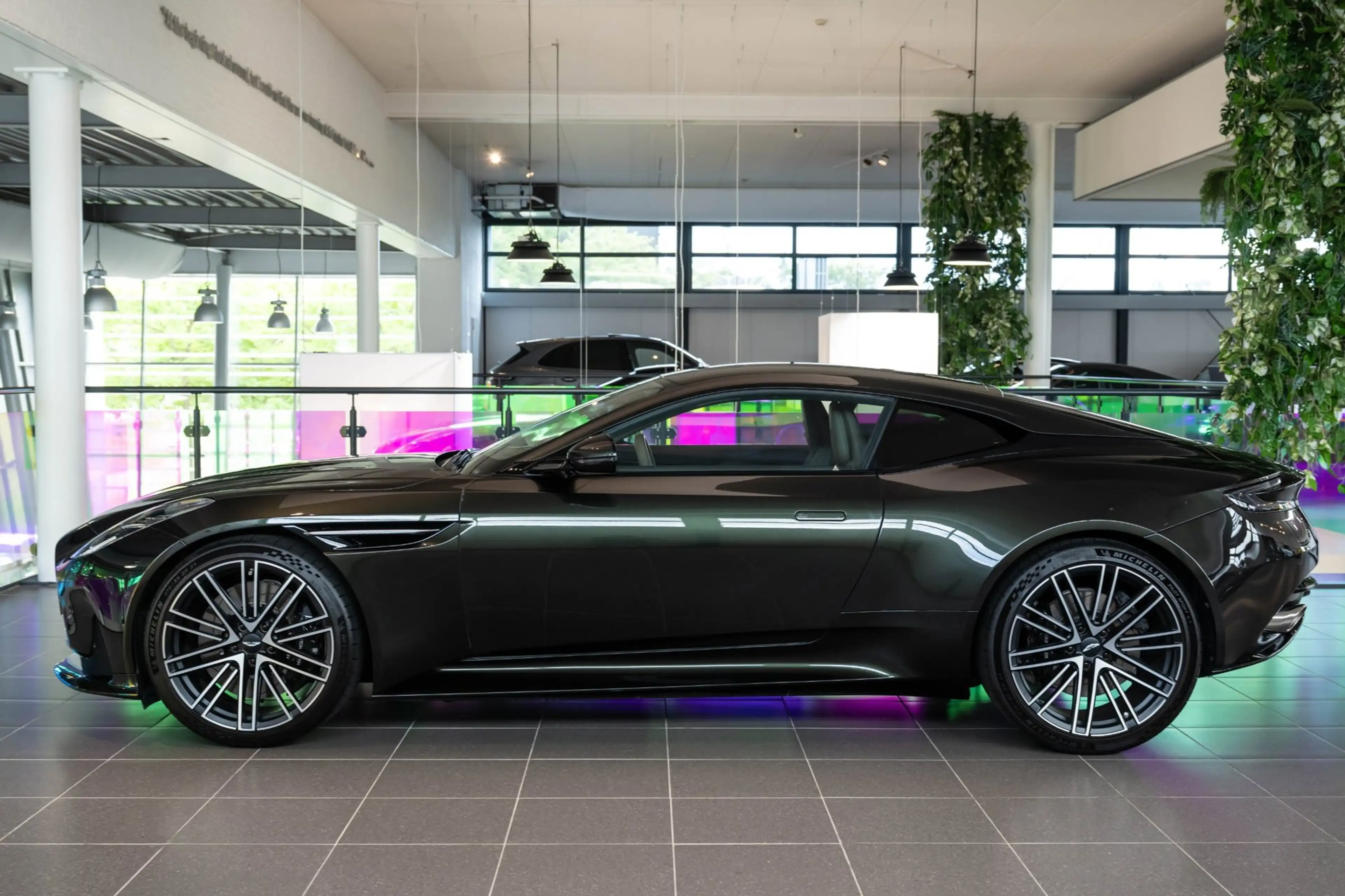 Aston Martin DB12 4.0 V8 — photo 2