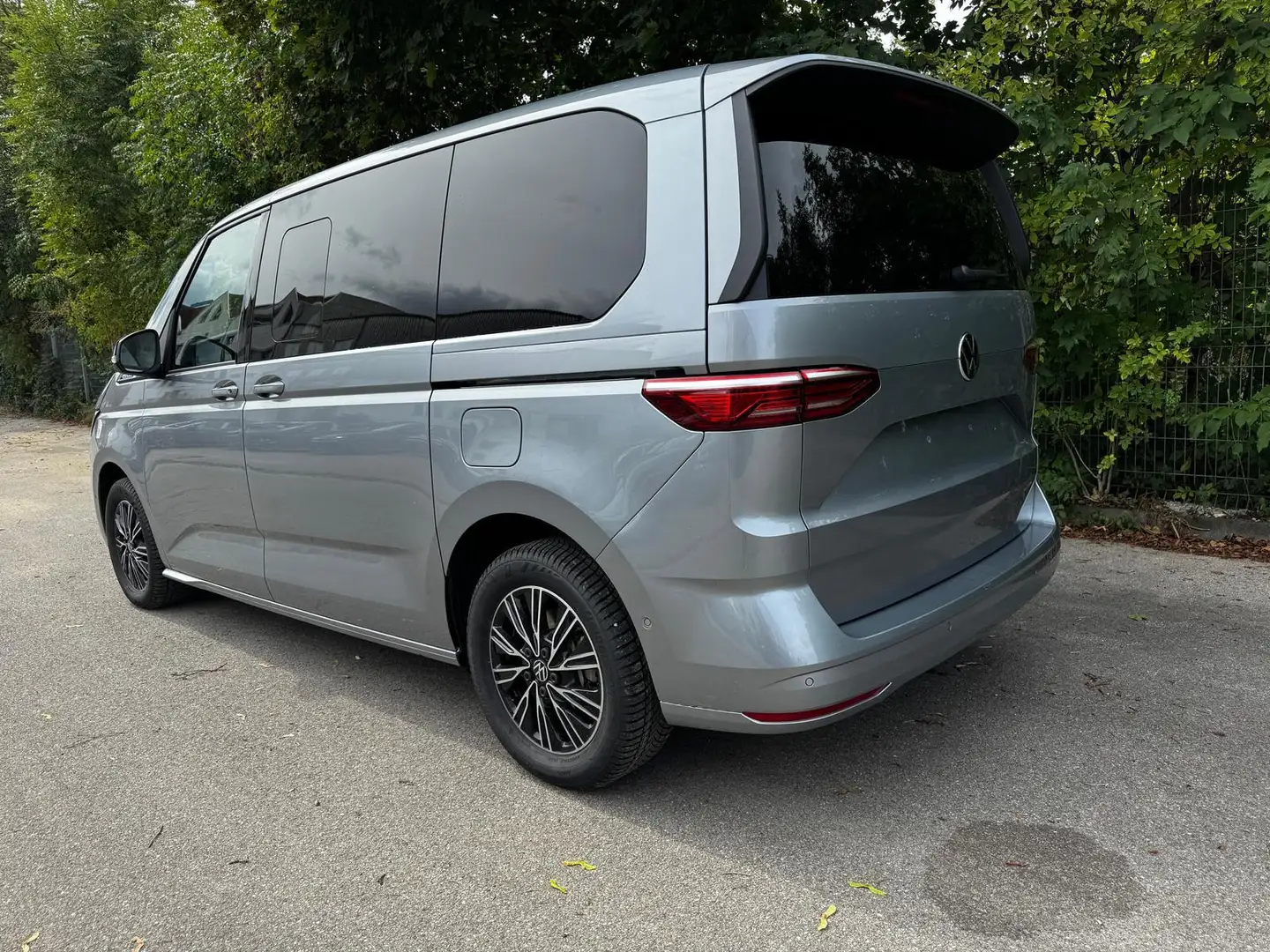 Volkswagen T7 Multivan 2,0TDI DSG Elegance KÜ 5 Sitzer 110 kW (150 PS)... Silber - 2