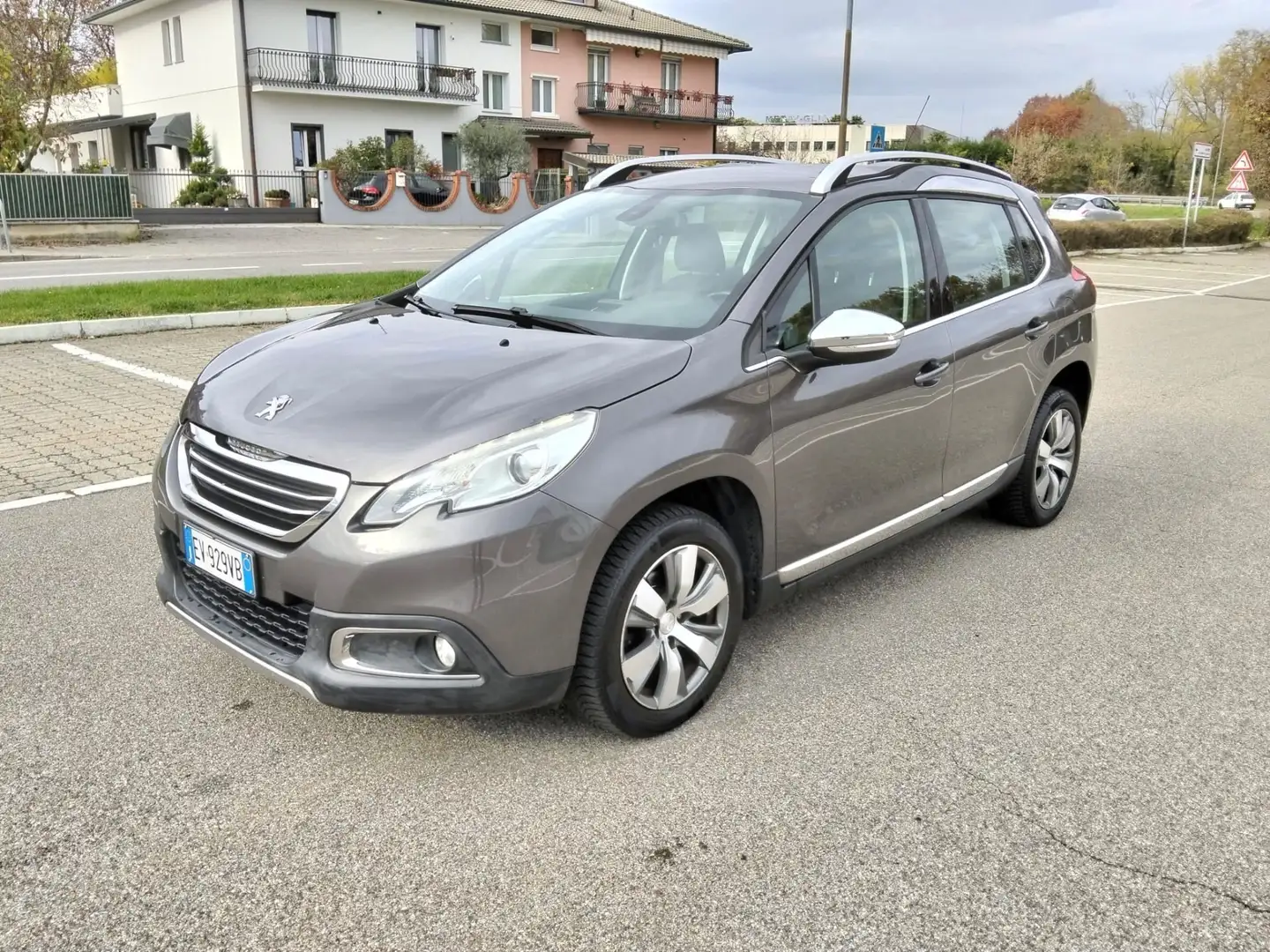 Peugeot 2008 PureTech 82 ETG5 Automatik S&S*Navi*Pelle Grijs - 1