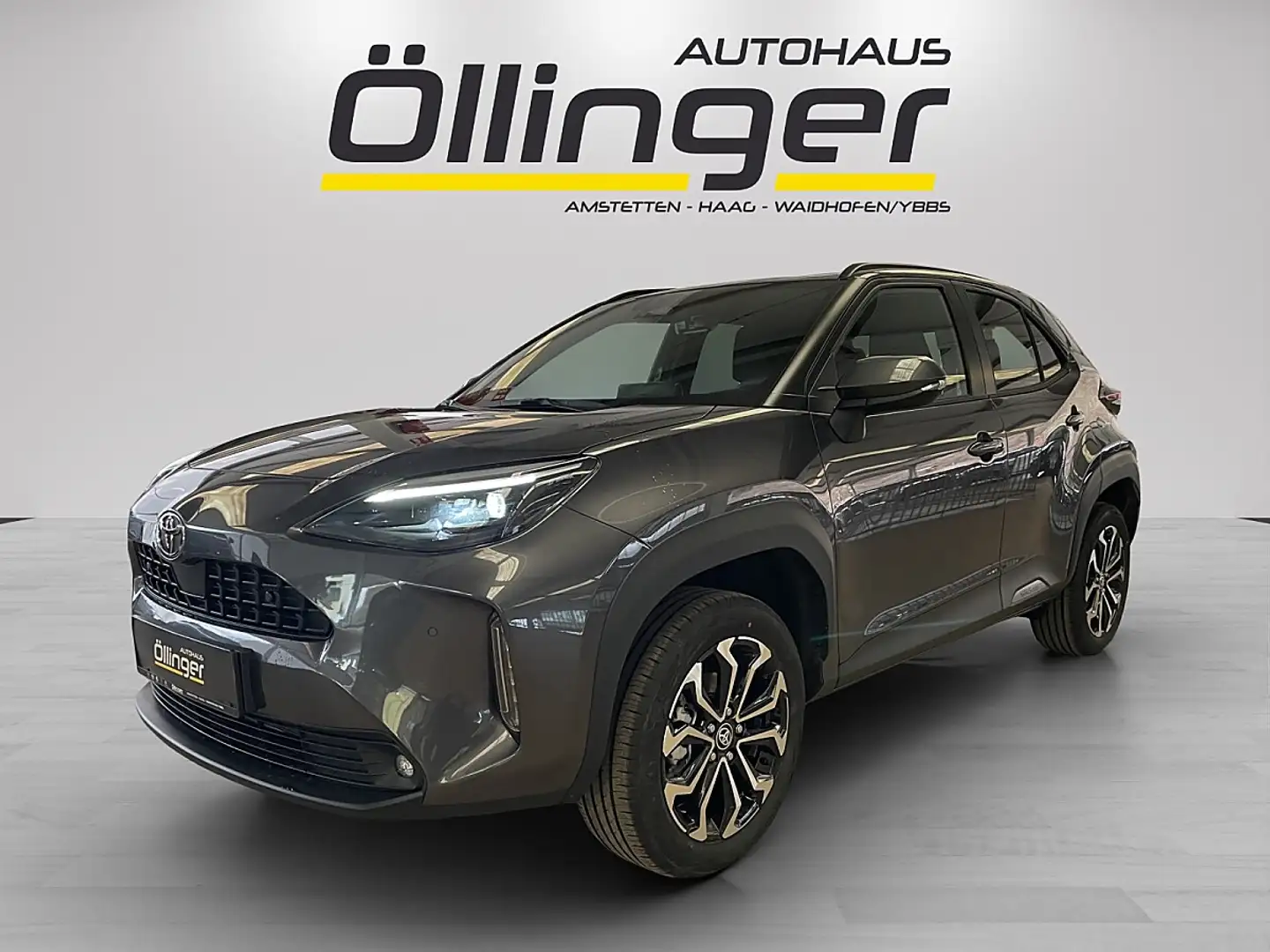 Toyota Yaris Cross 1,5 VVT-i Hybrid Active Drive AWD-i Aut. Grau - 2