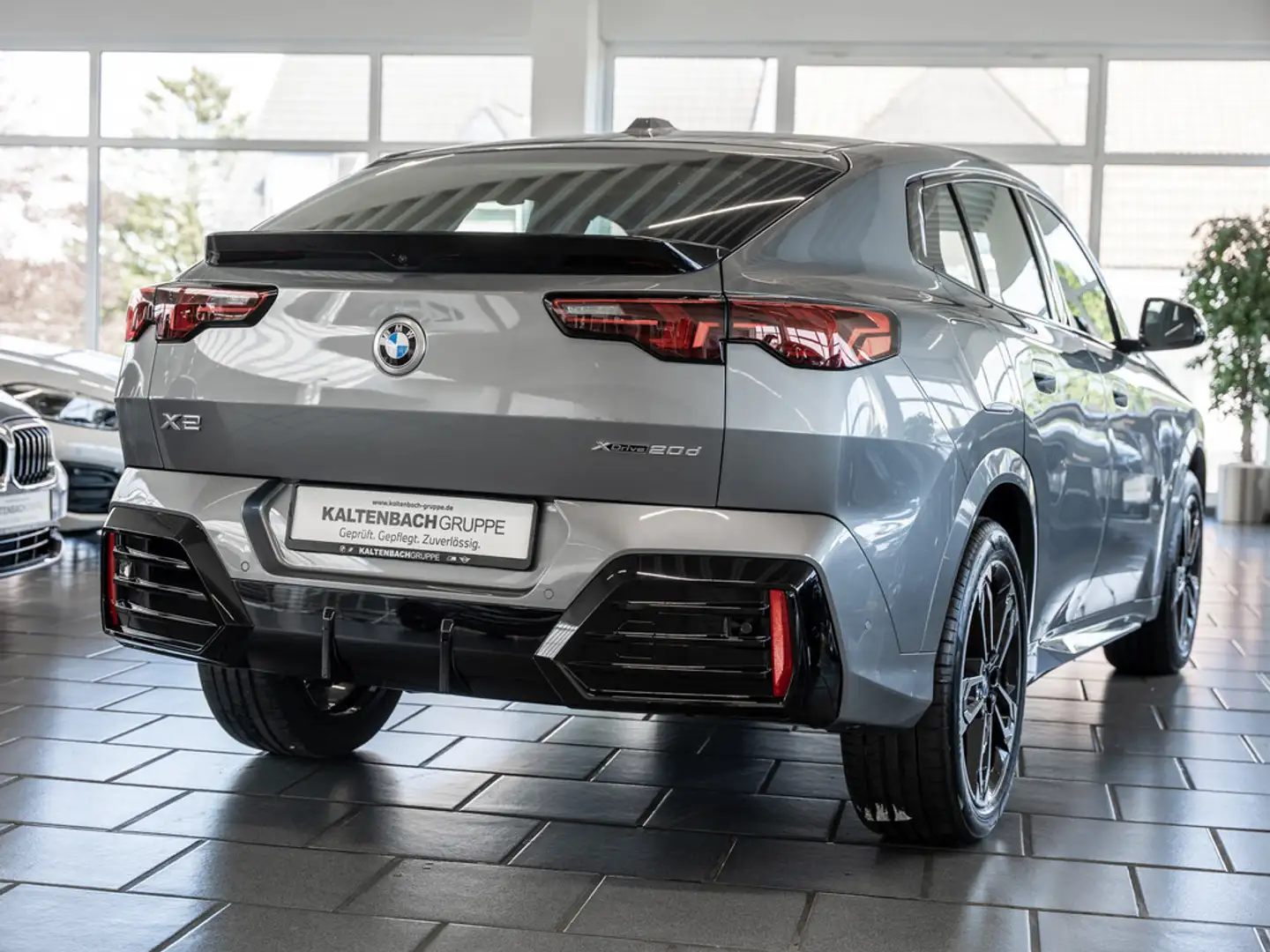 BMW X2 xDrive 20d M-Sport PANO AHK LED NAVI KLIMA Gris - 2