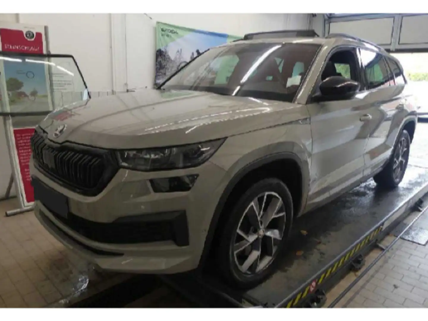 Skoda Kodiaq Sportline 2.0 TSI DSG 4x4 AHK Pano Navi Grau - 2