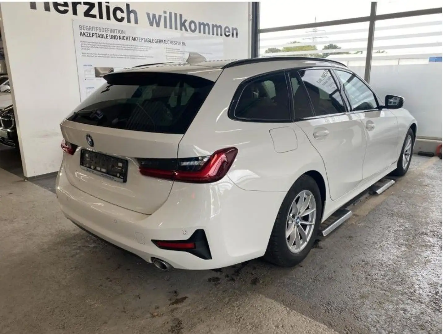 BMW 318 d Sport Line Leder/Panorama/DriveAss/Tempomat Weiß - 2