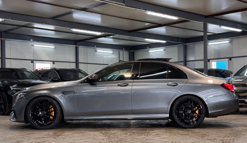 Mercedes-Benz E 63 AMG E 63S 4M+ KRMK*2CRBN*PANO*BRMST*DRVRS*BEAM*VOLL! — photo 4