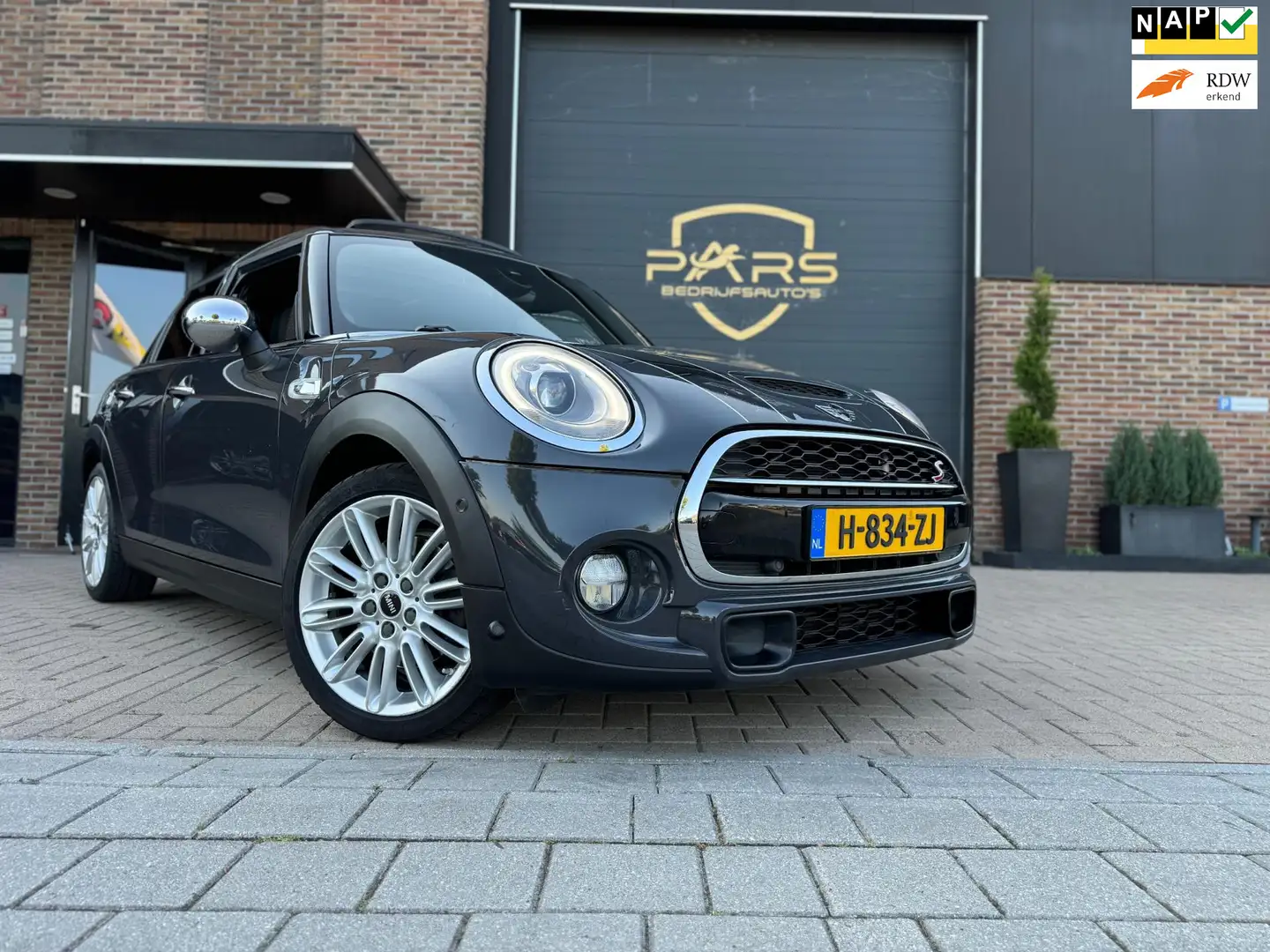 MINI Cooper S Mini 2.0 Chili Serious Business 192PK Automaat Pan Grijs - 1