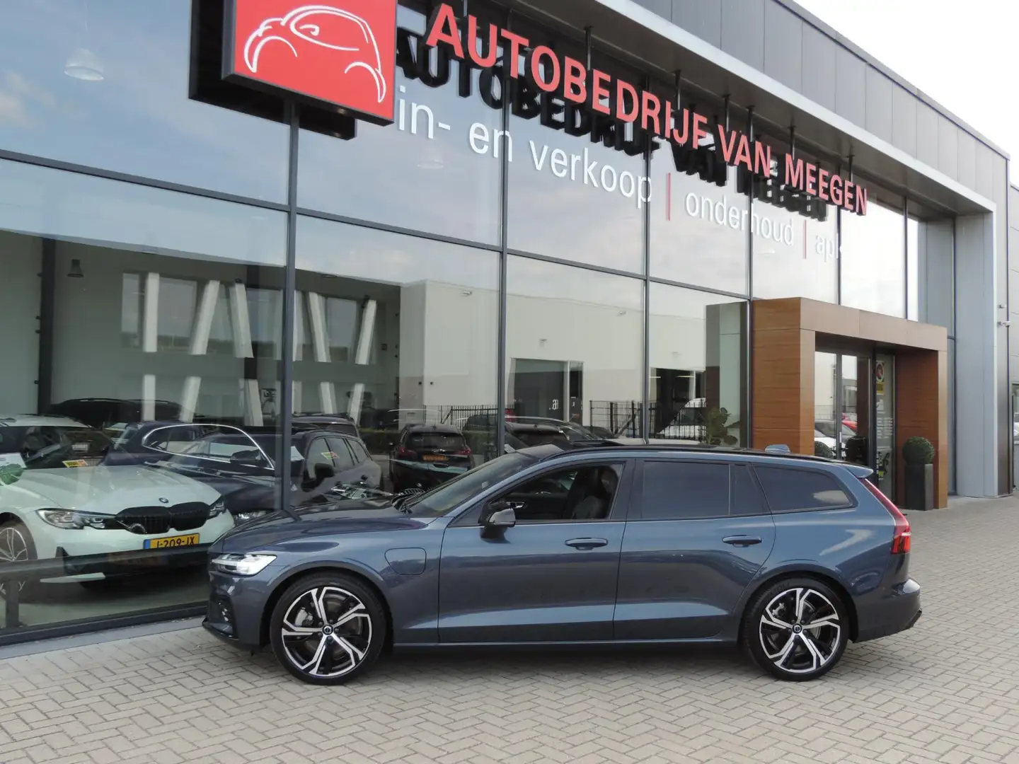 Volvo V60 2.0 T6 Plug-in hybrid AWD Plus Dark 62.000km | NL- Blauw - 2