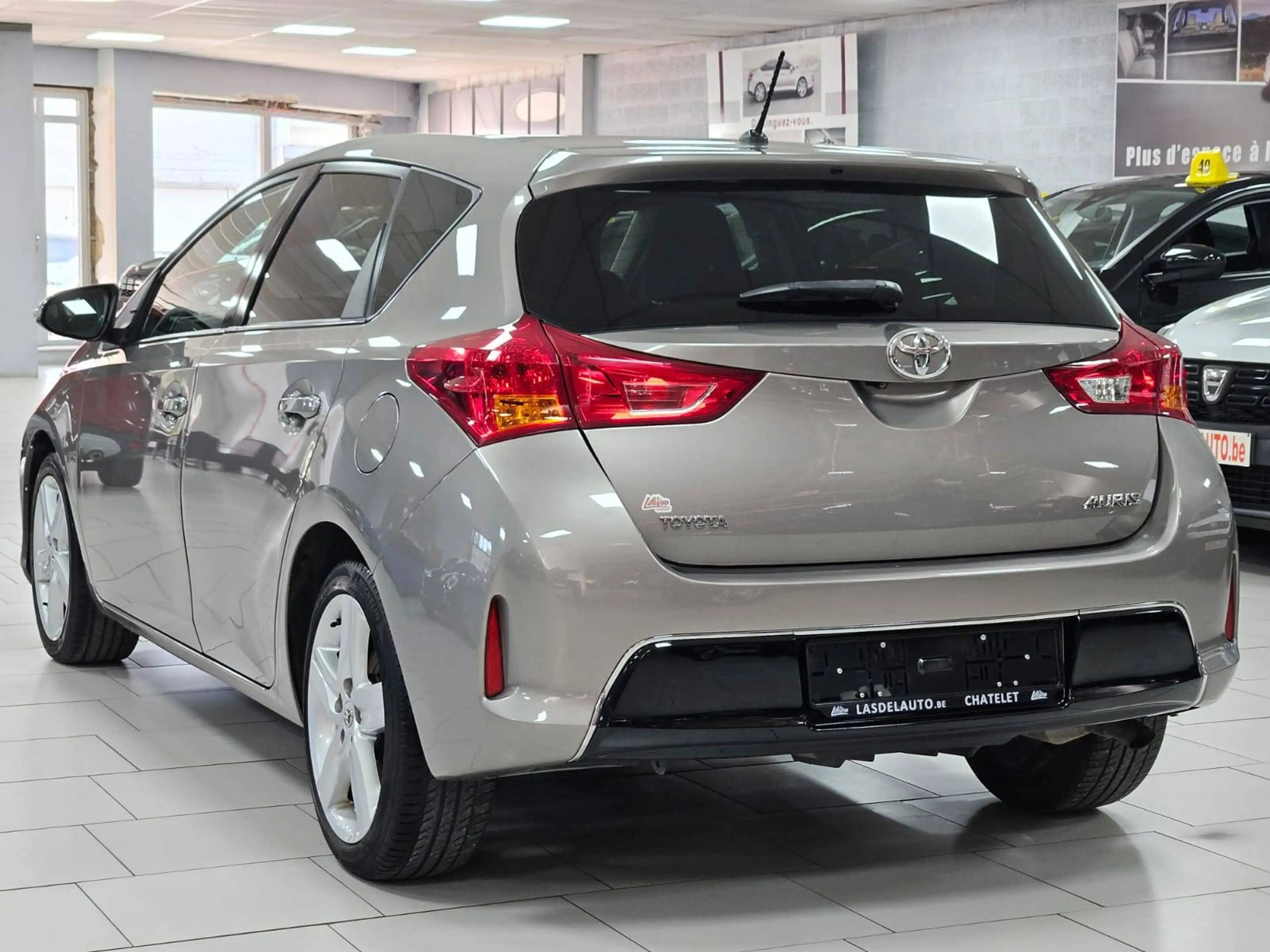 Toyota Auris 1.33i VVT-i Active Accoudoir CAMERA Clim Cruise Toit Pano Bluetooth Cd — photo 4