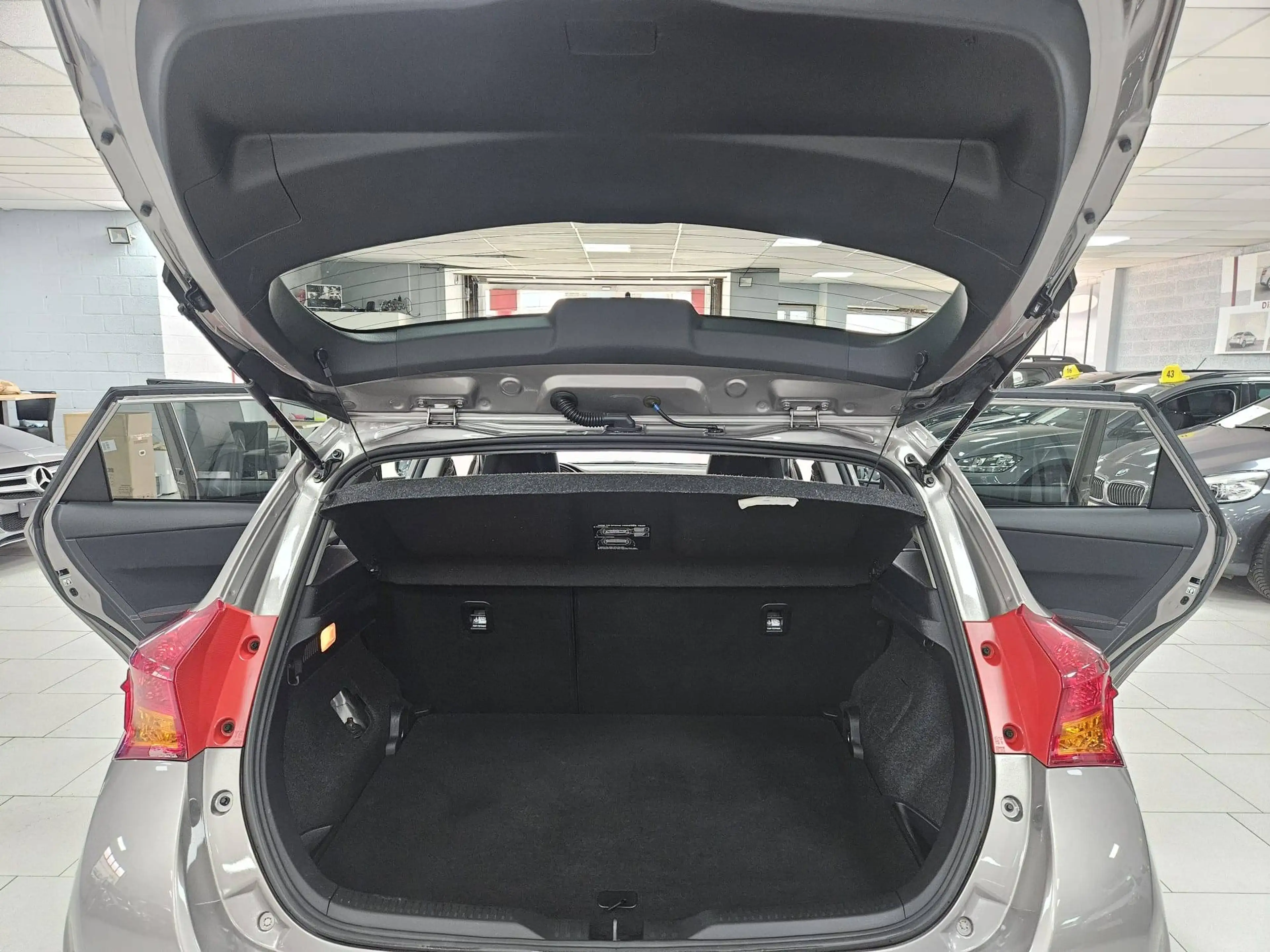 Toyota Auris 1.33i VVT-i Active Accoudoir CAMERA Clim Cruise Toit Pano Bluetooth Cd — photo 9