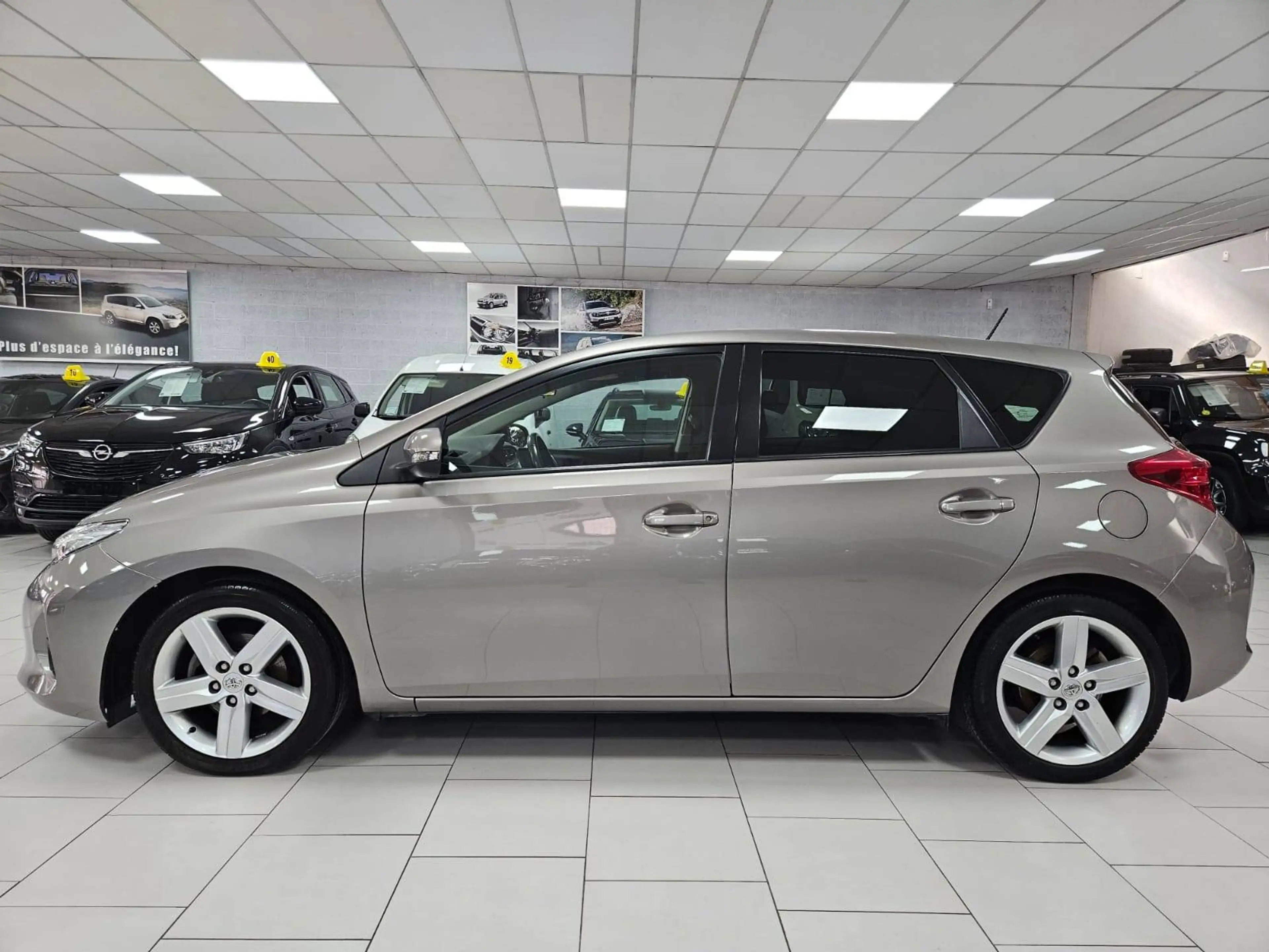 Toyota Auris 1.33i VVT-i Active Accoudoir CAMERA Clim Cruise Toit Pano Bluetooth Cd — photo 6