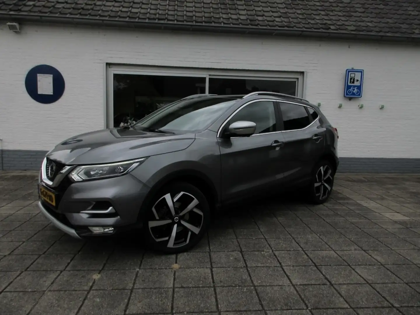 Nissan Qashqai 1.3 140PK N-MOTION Grijs - 1