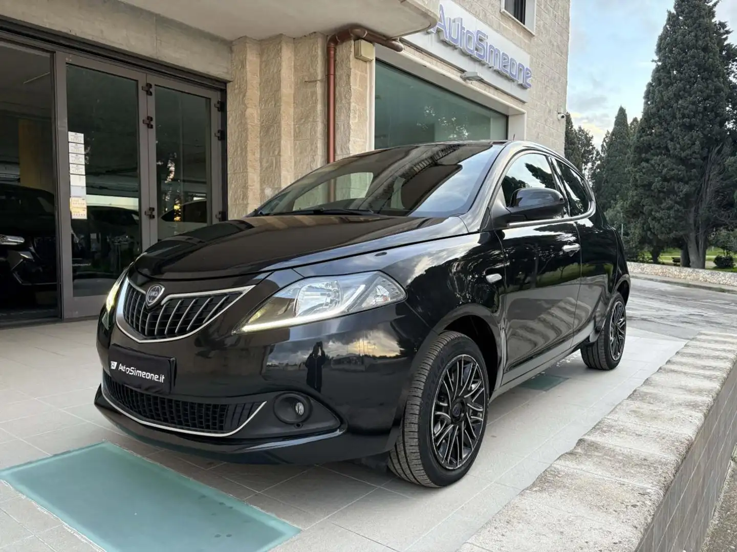 Lancia Ypsilon 1.0 FireFly 5 porte S&S Hybrid Gold 5 posti. Nero - 1