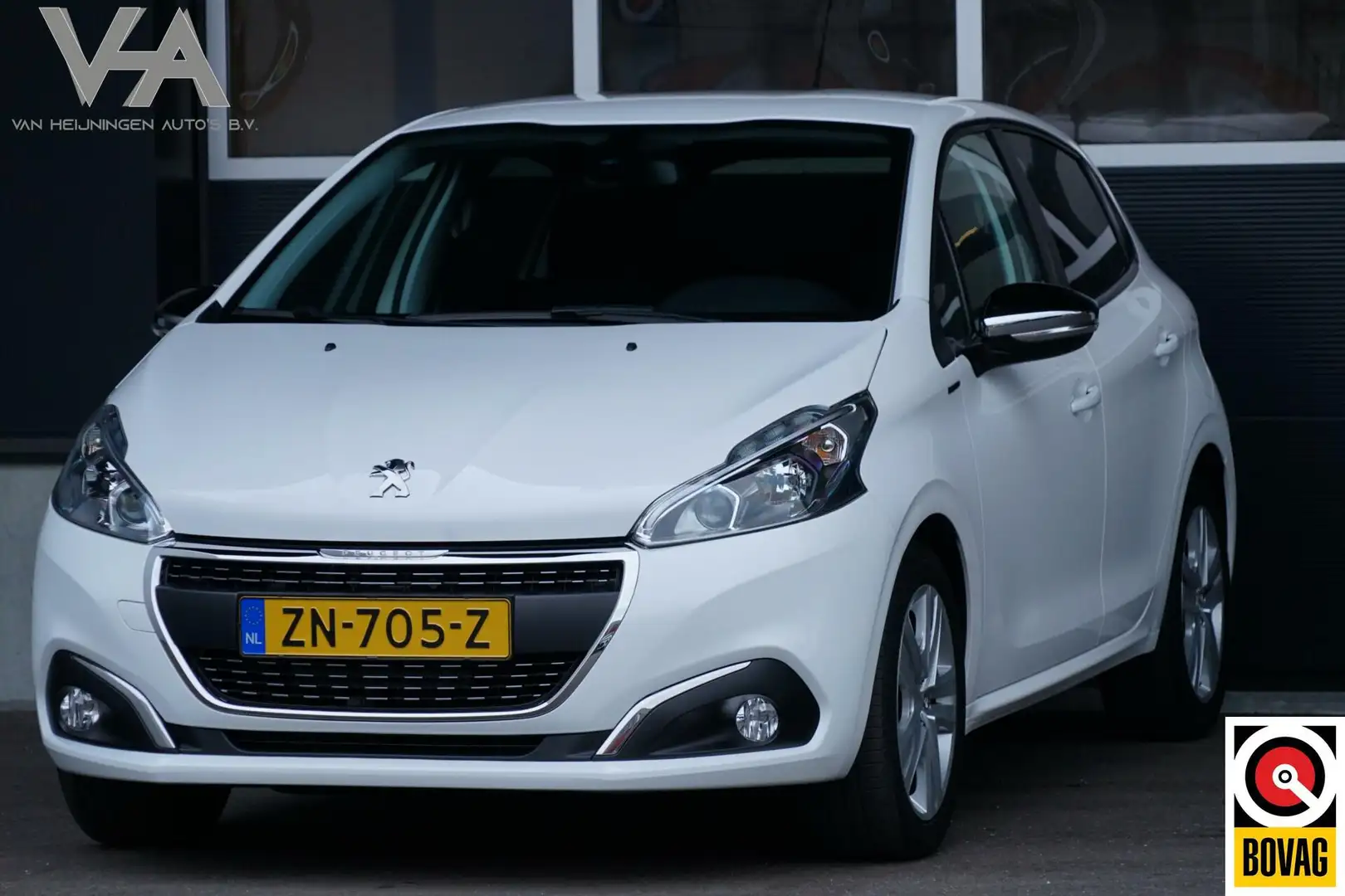 Peugeot 208 1.2 PureTech Signature, NL, CarPlay, PDC, cruise Weiß - 1
