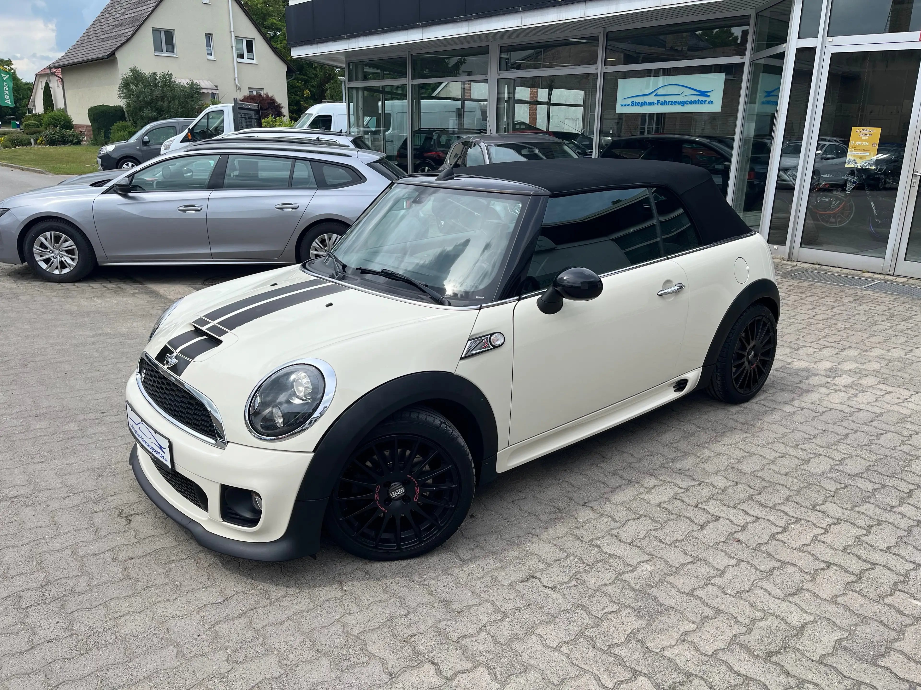 MINI John Cooper Works Cabrio S   mit TÜV/AU-Neu,Scheckheft…. — photo 3