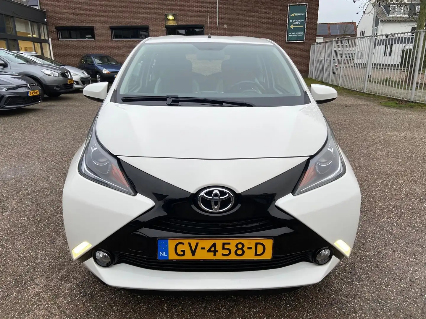 Toyota Aygo 1.0 VVT-i x-play 5-deurs - Airco - Bluetooth/hands Weiß - 2
