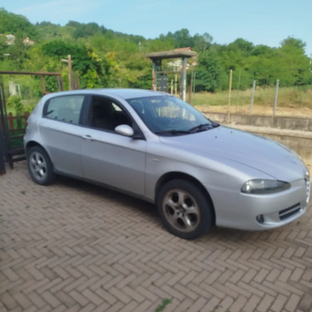 Alfa Romeo 147 1.9 jtdm distictive Stříbrná - 2