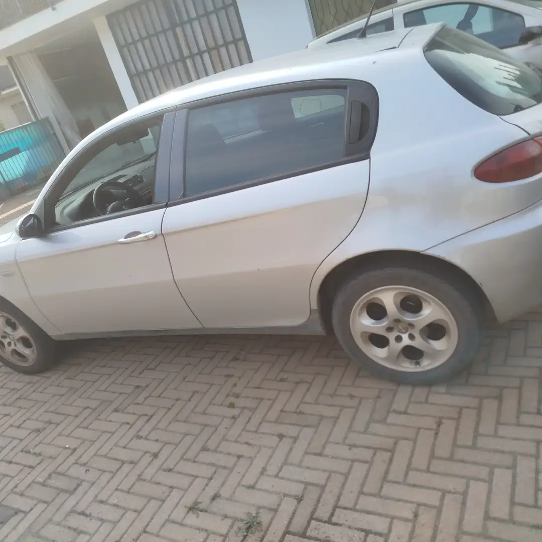 Alfa Romeo 147 1.9 jtdm distictive Stříbrná - 1