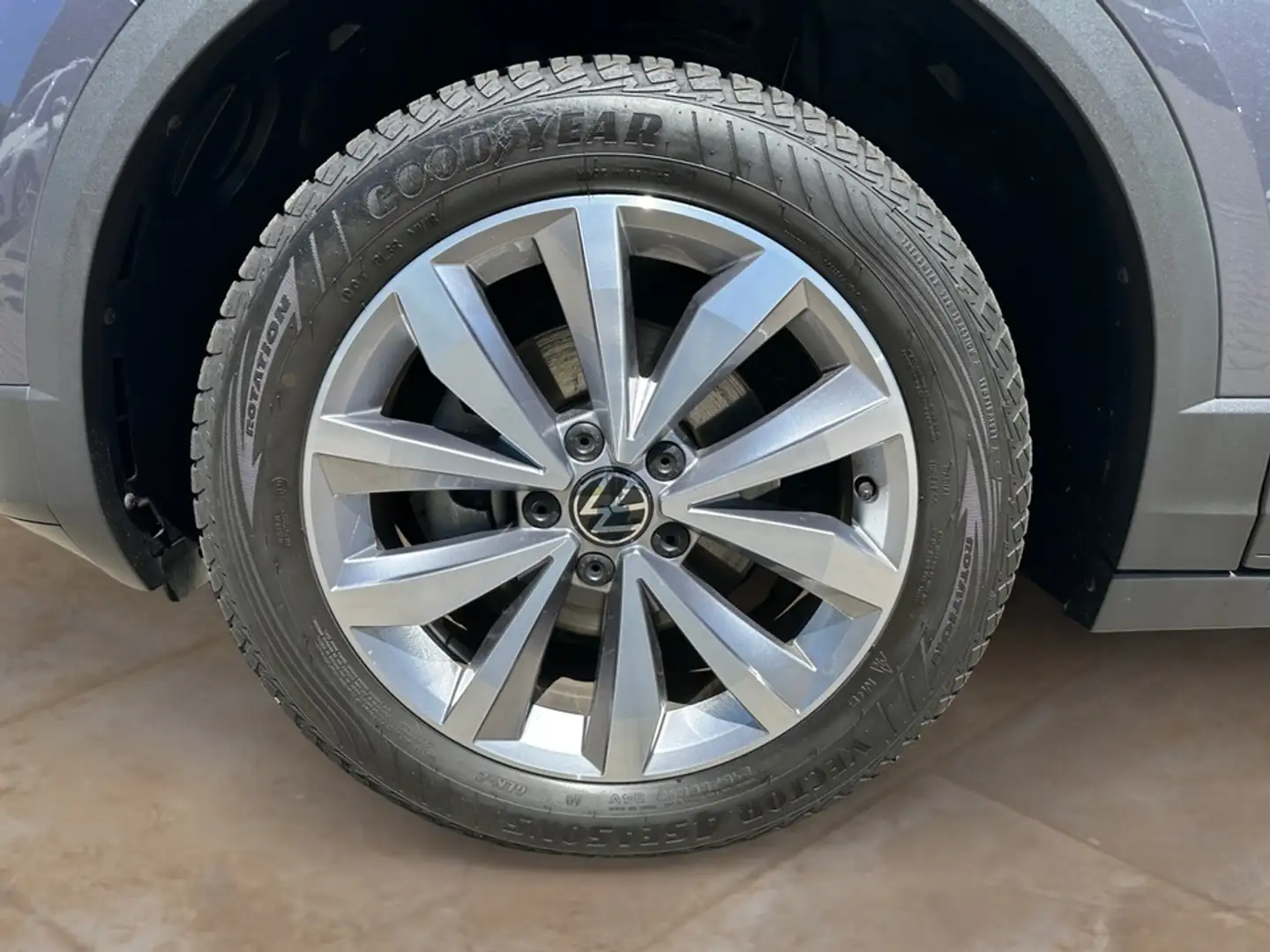 Volkswagen Tiguan T-Roc Cabriolet 1.5 TSI ACT OPF DSG Style DSG Grau - 2