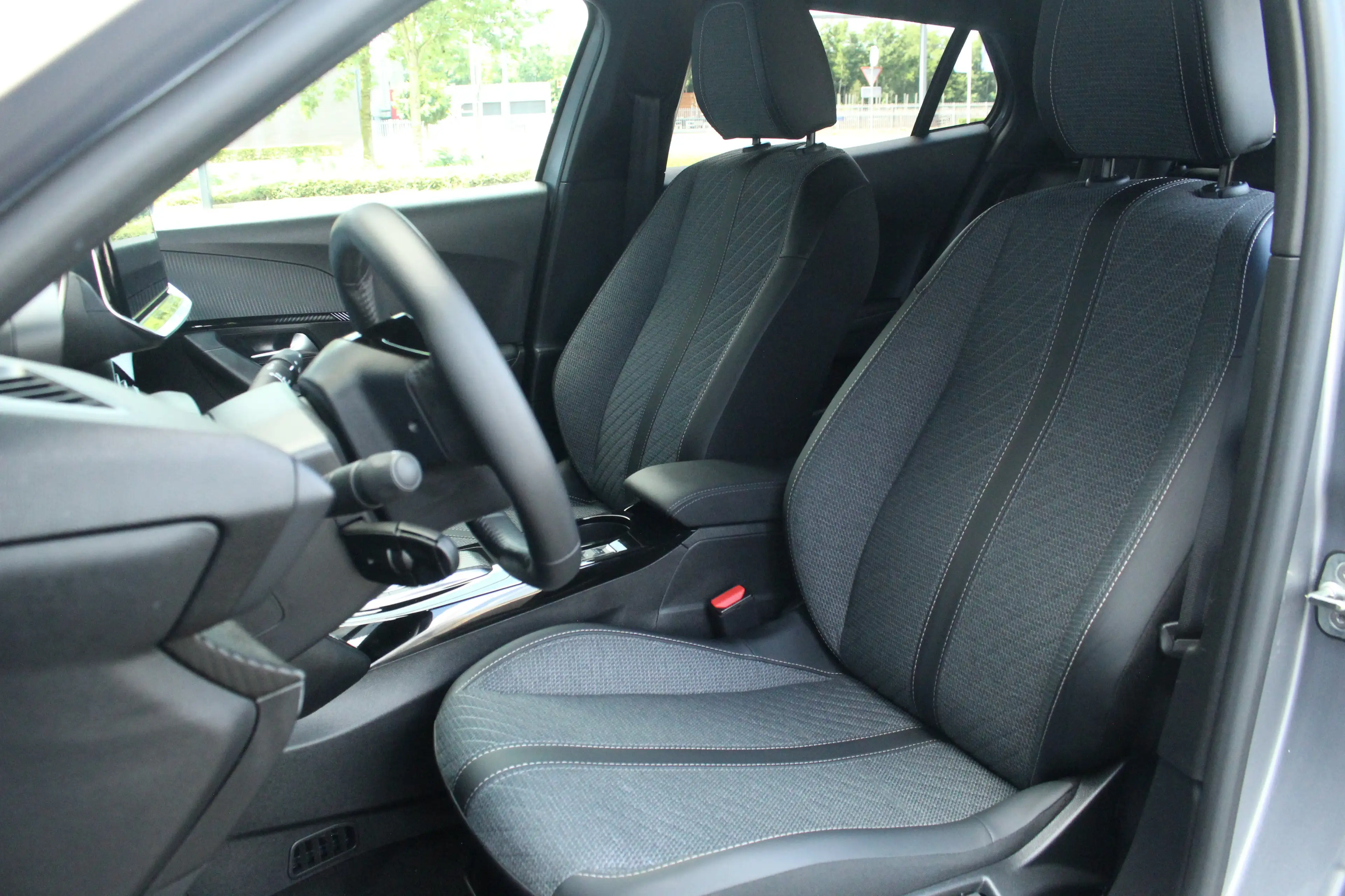 Peugeot e-2008 EV Allure Pack 50 kWh — photo 3