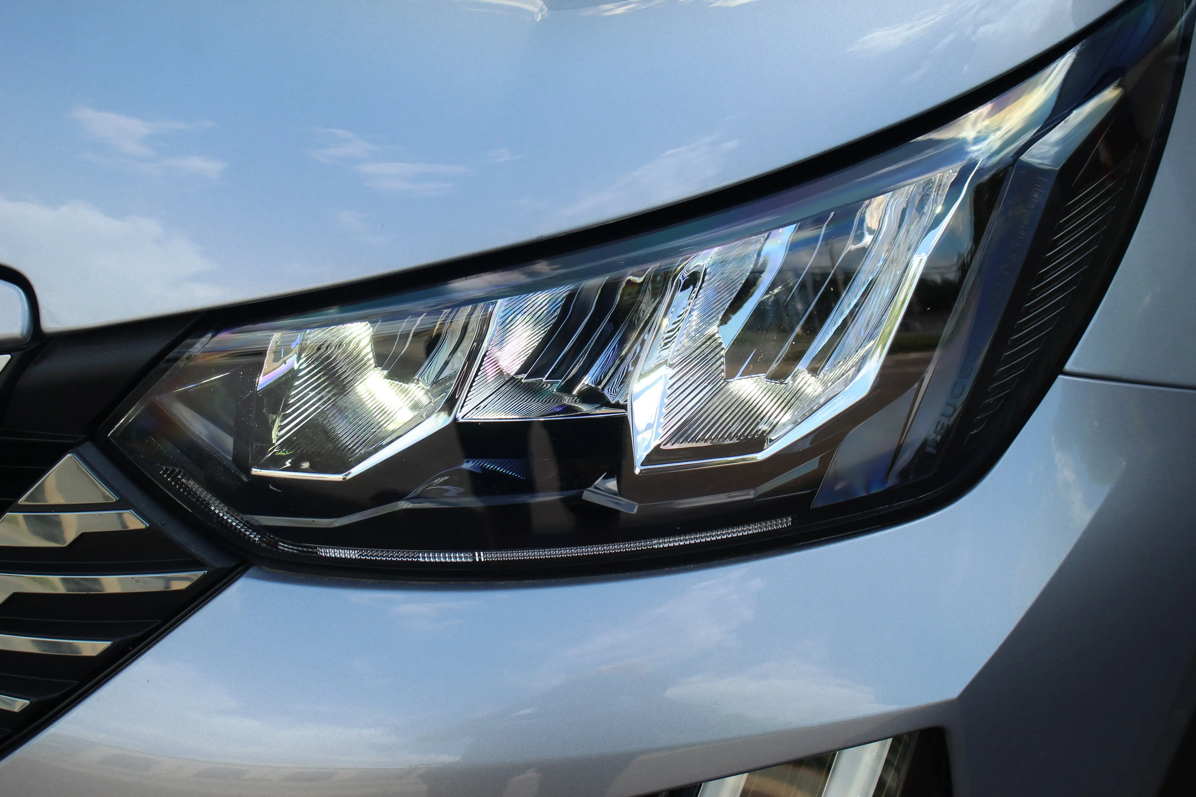 Peugeot e-2008 EV Allure Pack 50 kWh — photo 10