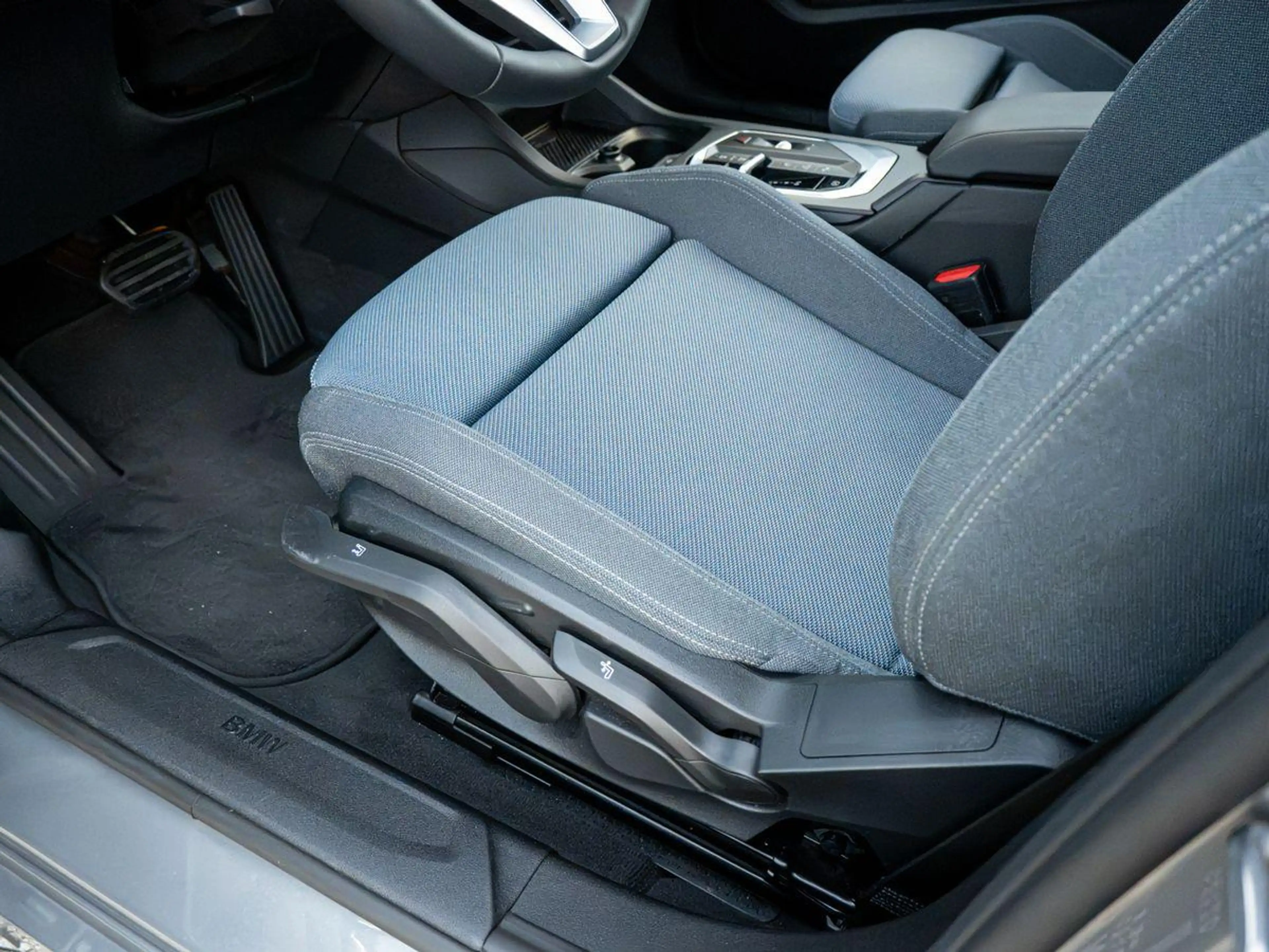 BMW 120 AdLED KoZg SpSitze SpieglP ParkA S-Glas 17" — photo 8