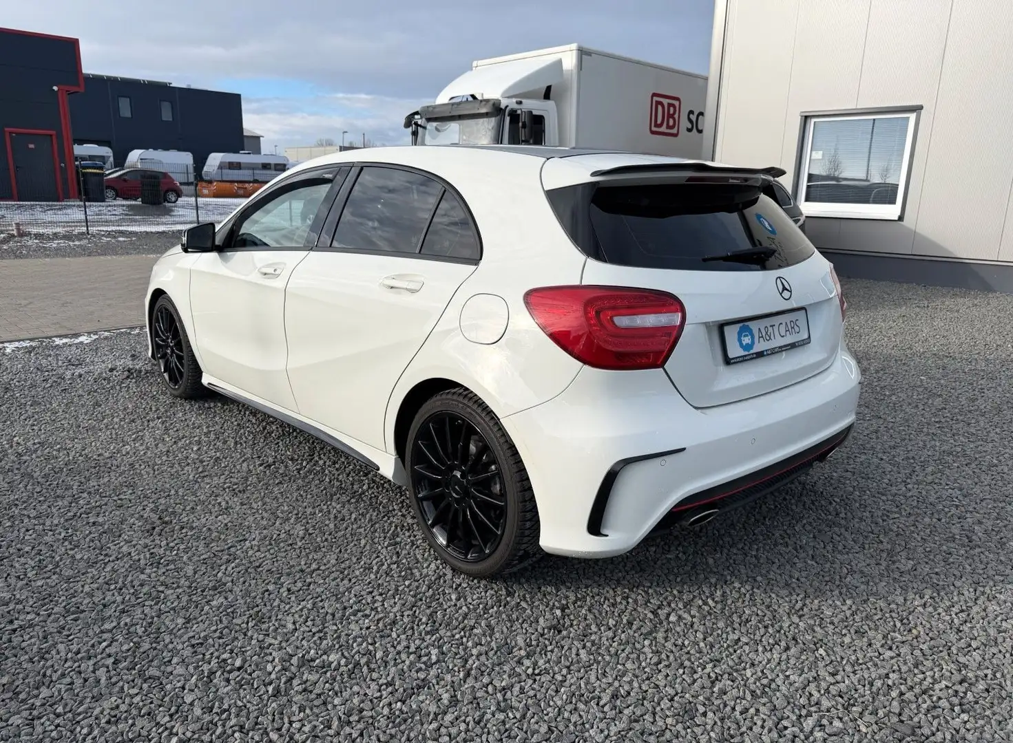 Mercedes-Benz A 180 AMG Line/2. Hand/Sitzheizung/Bi-Xenon/PDC Blanc - 2
