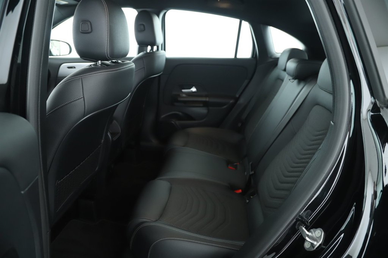 Mercedes-Benz GLA 180 d Autom NAVILED KAMERA SPORTSITZE 17ZOLL — photo 11