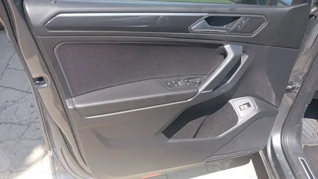 Volkswagen Tiguan Allspace view 7