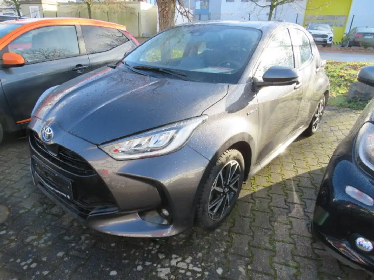 Toyota Yaris Hybrid Club Grau - 1