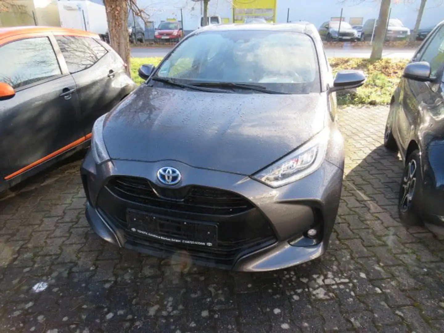 Toyota Yaris Hybrid Club Grau - 2