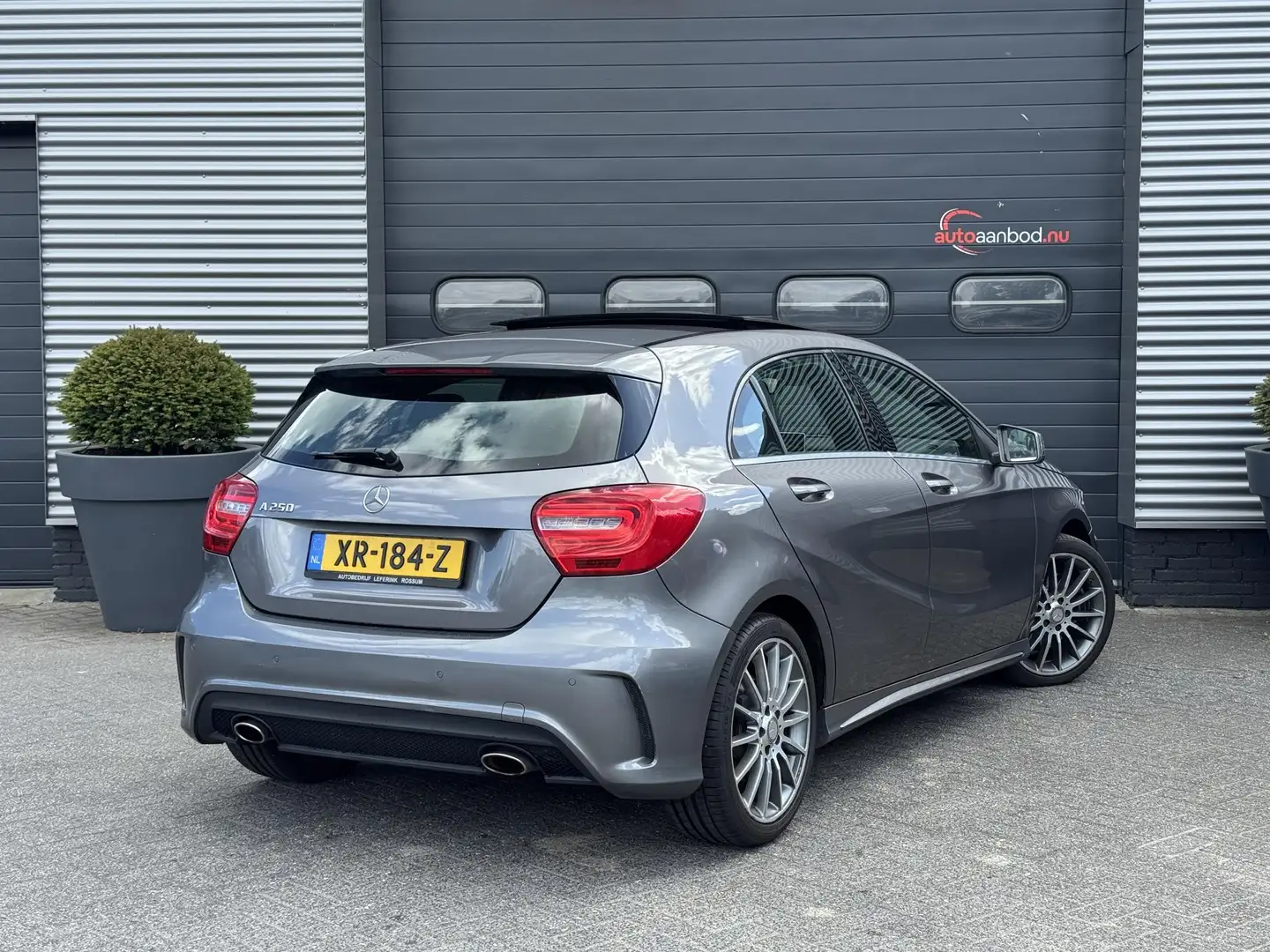 Mercedes-Benz A 250 AMG Pakket | Panoramadak | Navigatie | 18 Inch Lic Gri - 2