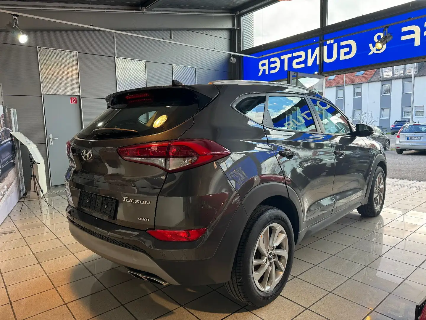 Hyundai TUCSON 4WD/Automatik/Navi/R.F.Kam/SHZ/Garantie Braun - 2