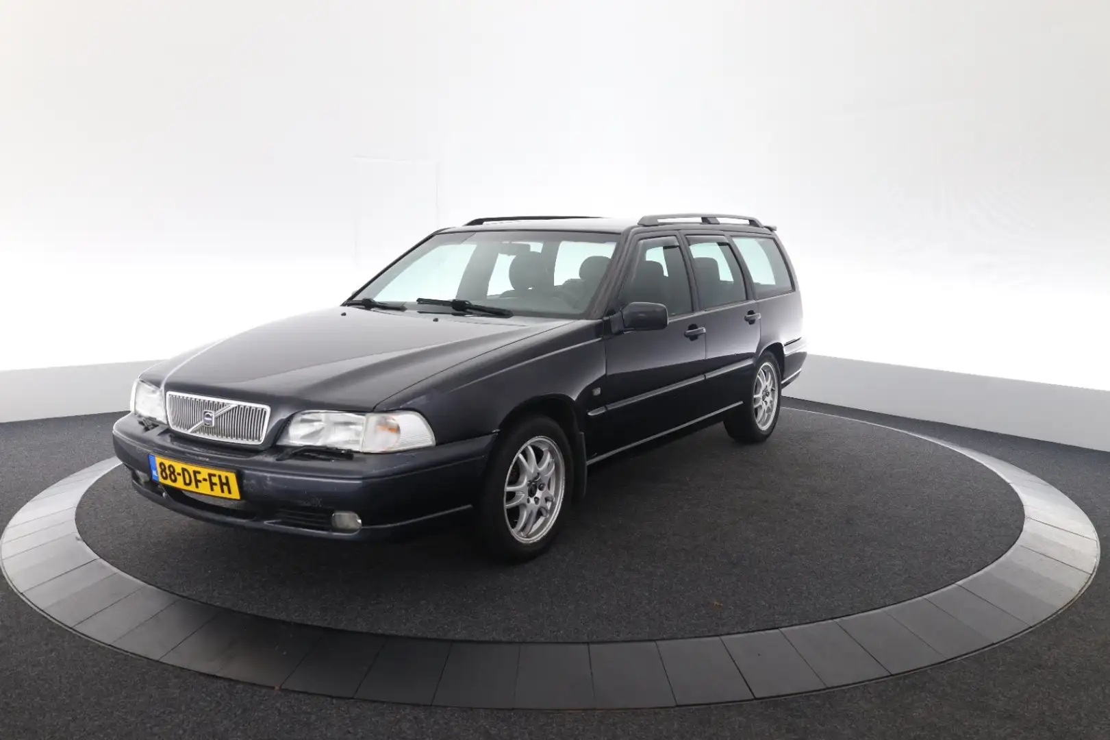 Volvo V70 2.4 Comfort Grijs - 1