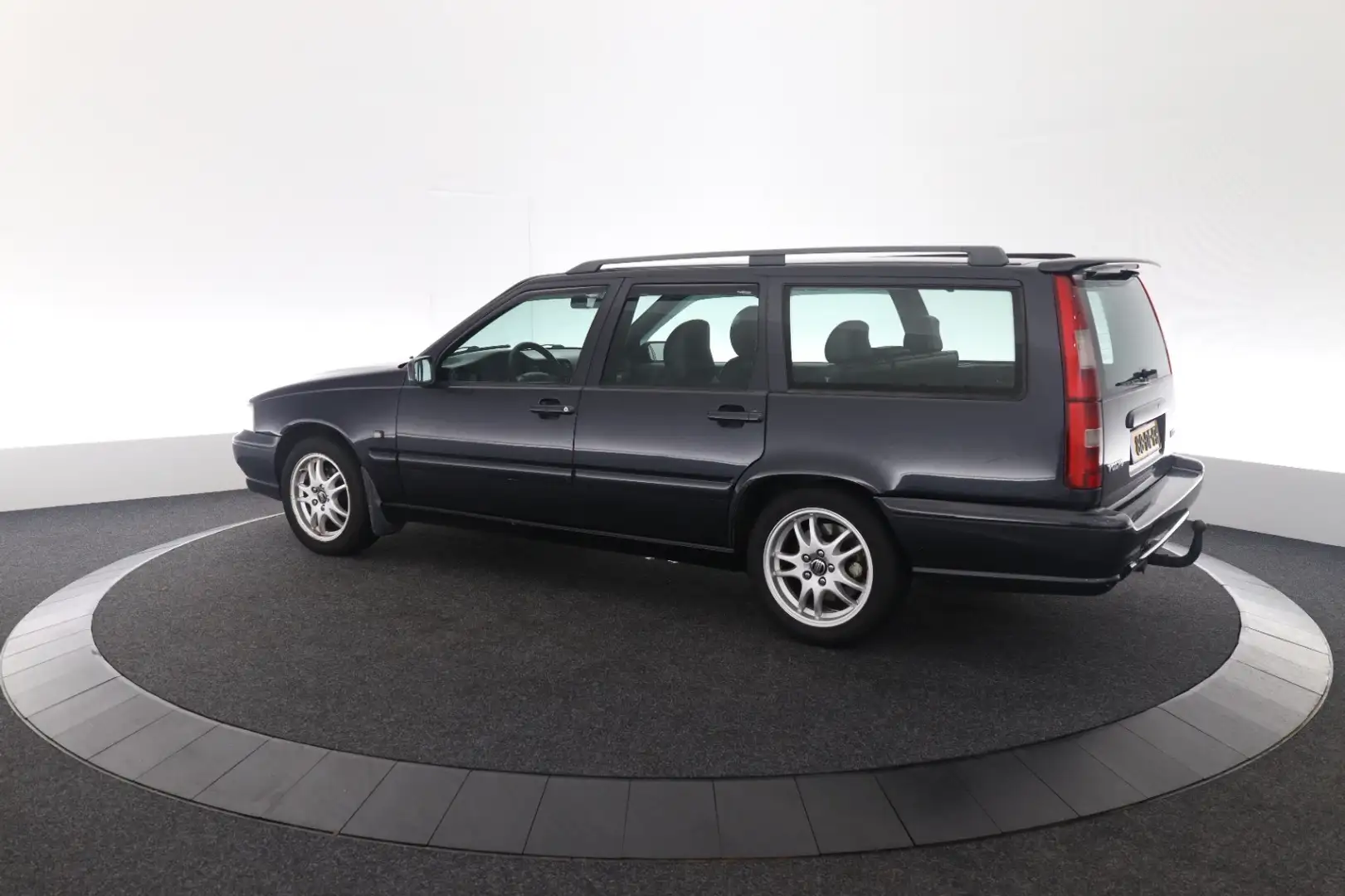 Volvo V70 2.4 Comfort Grijs - 2