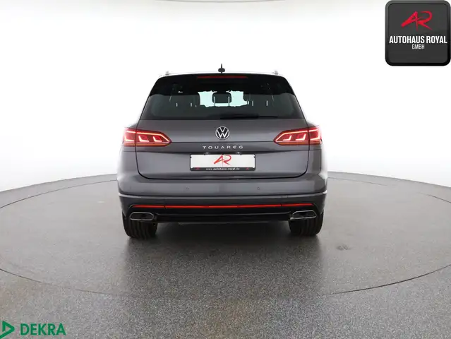 Volkswagen Touareg view 4