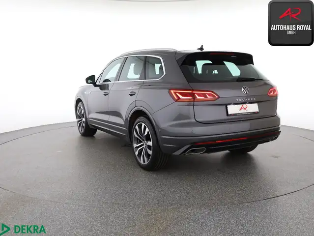 Volkswagen Touareg view 3