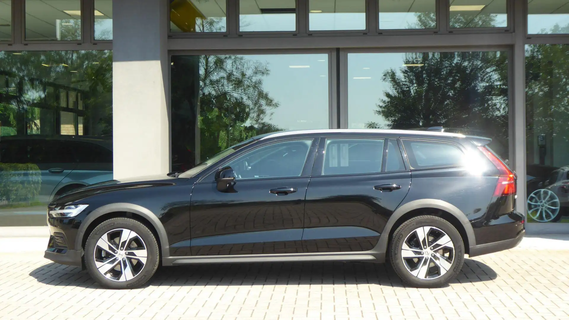 Volvo V60 Cross Country B4 (d) AWD automatico Nero - 2