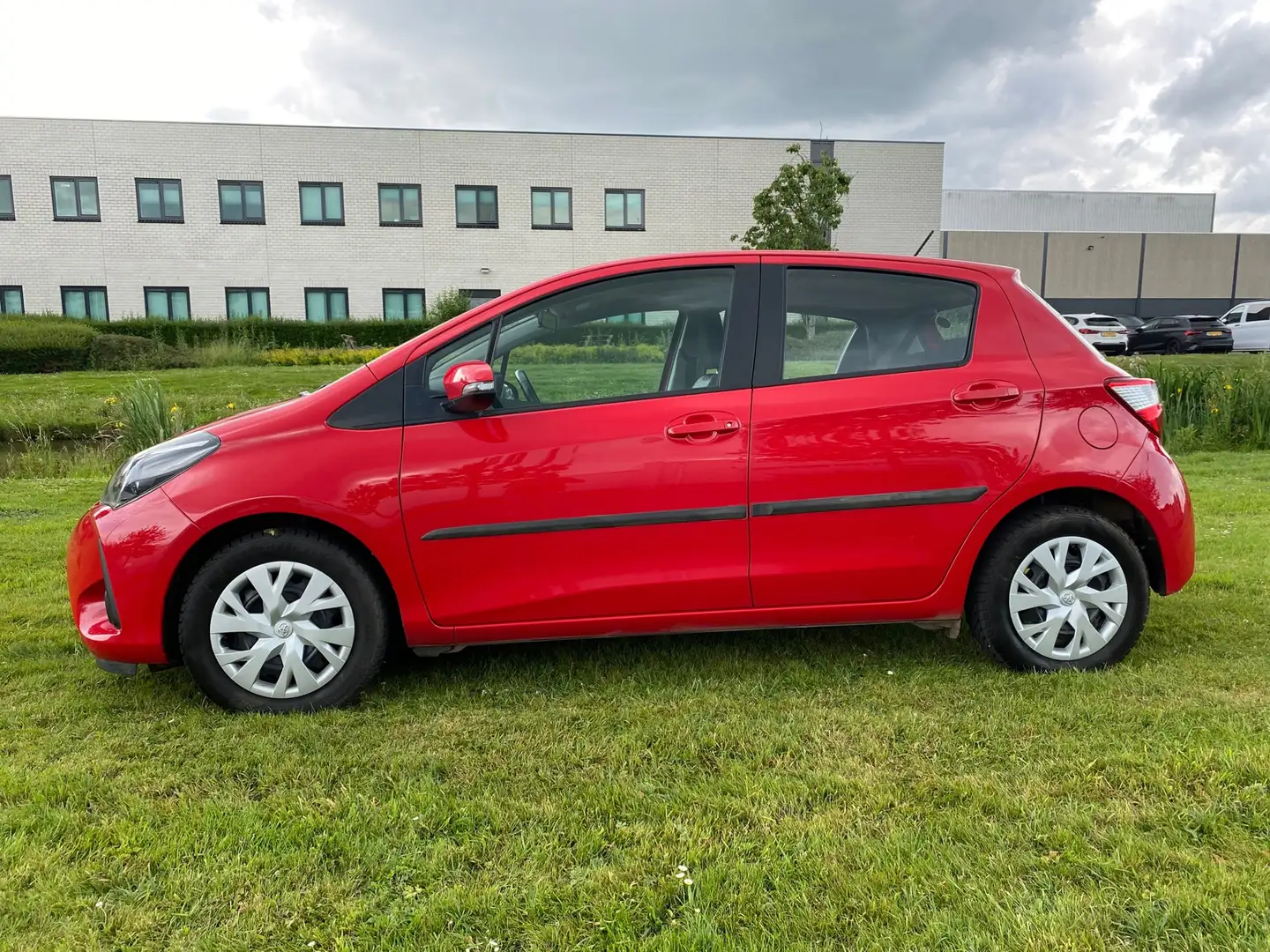 Toyota Yaris 2017 * 1.0 VVT-i Comfort * AIRCO * NAP * ELEK. RAM Rood - 2