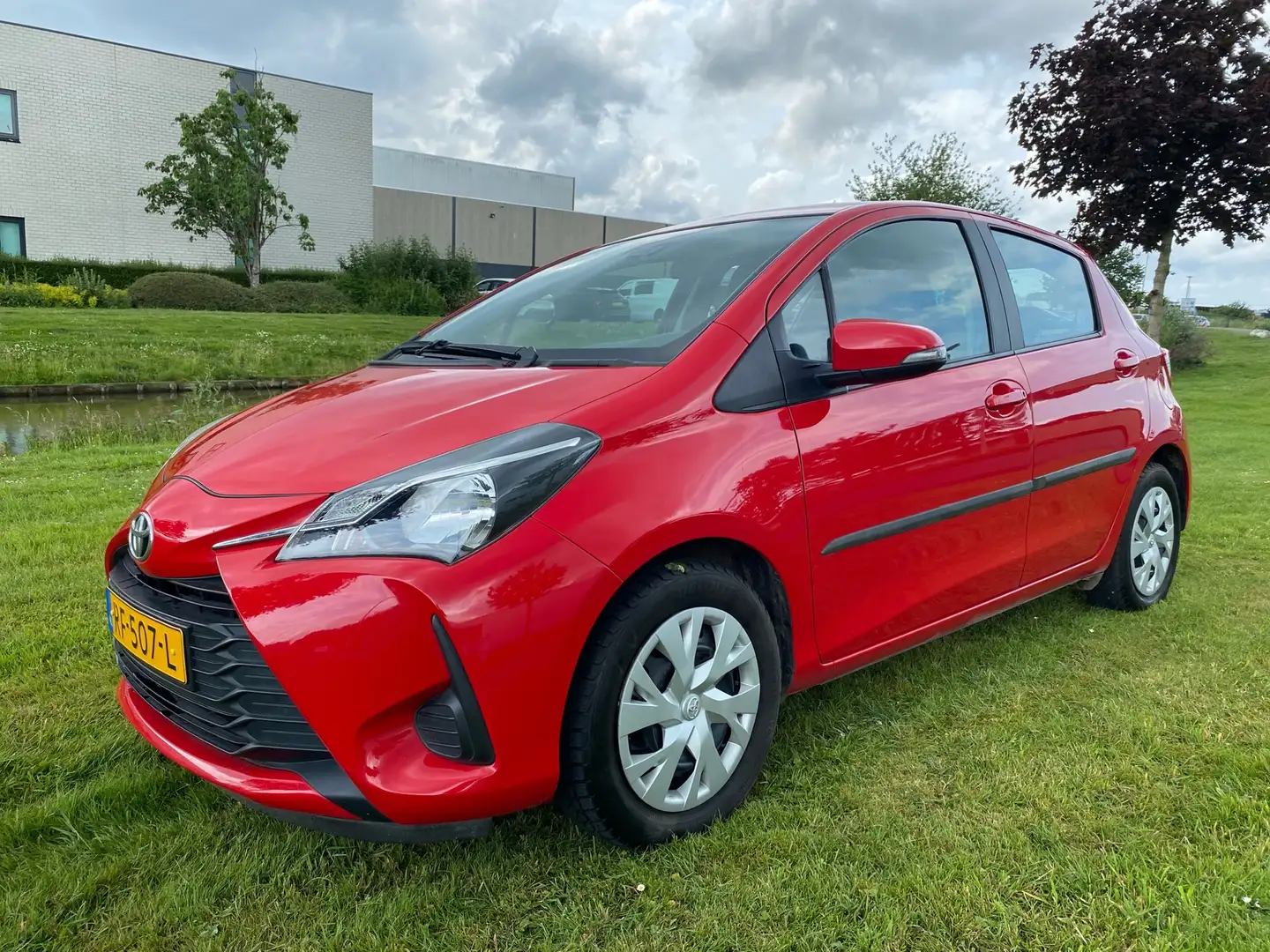 Toyota Yaris 2017 * 1.0 VVT-i Comfort * AIRCO * NAP * ELEK. RAM Rood - 1
