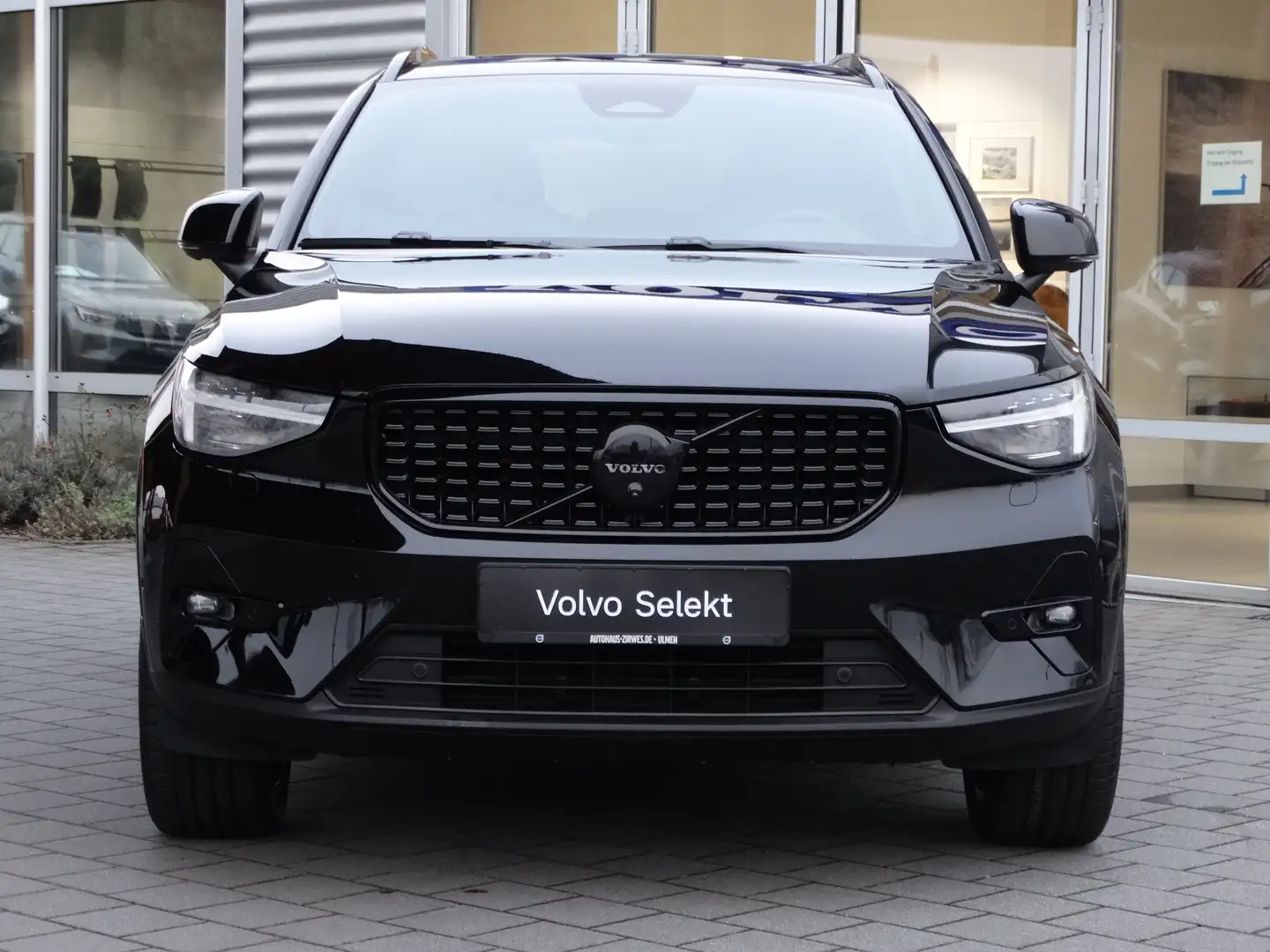 Volvo XC40 B3 Plus Black Edition 2WD Schwarz - 2