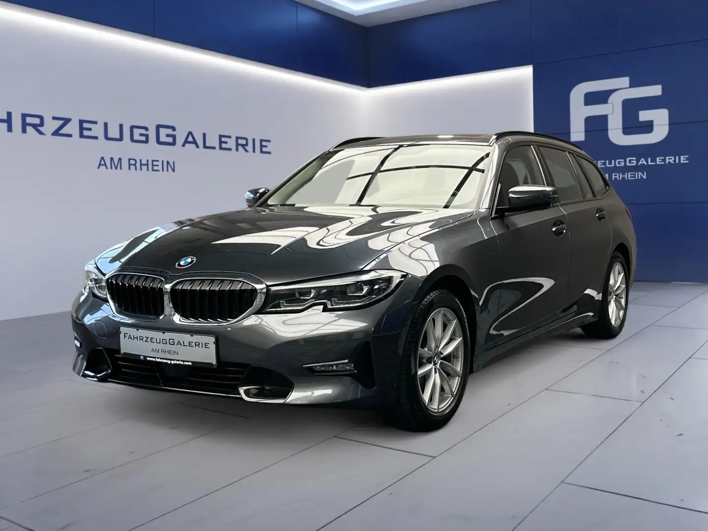 BMW 320 d xDrive Touring Sport Line AHK schwenkbar Grijs - 2