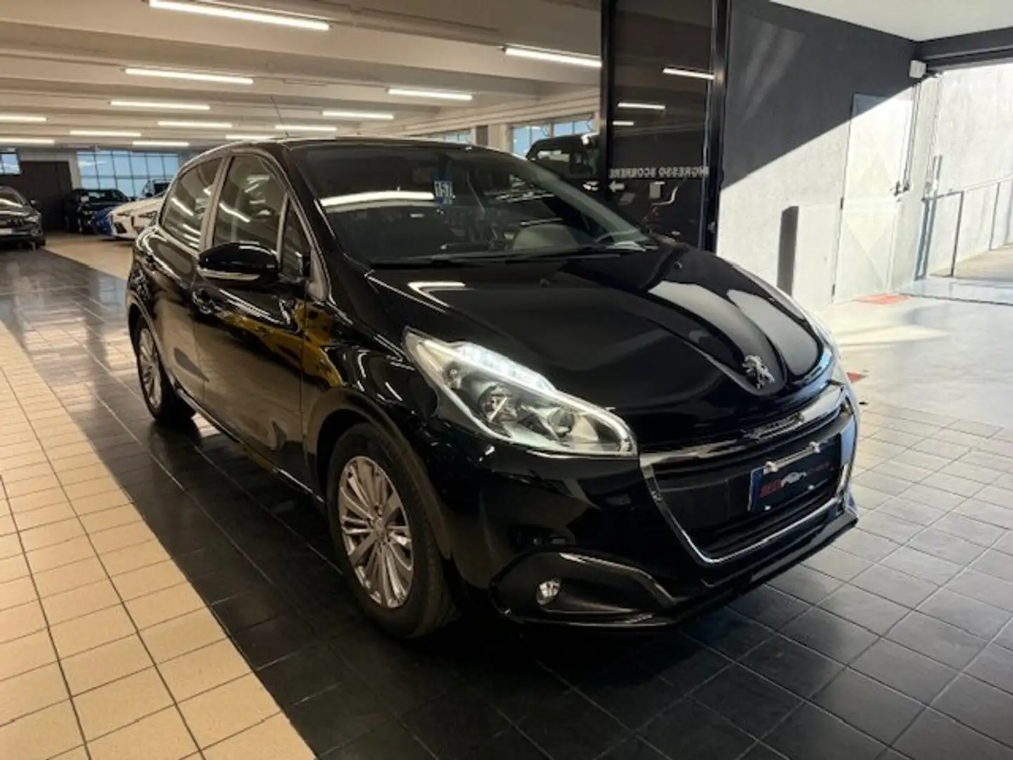 Peugeot 208 5p 1.2 puretech Allure Zwart - 2