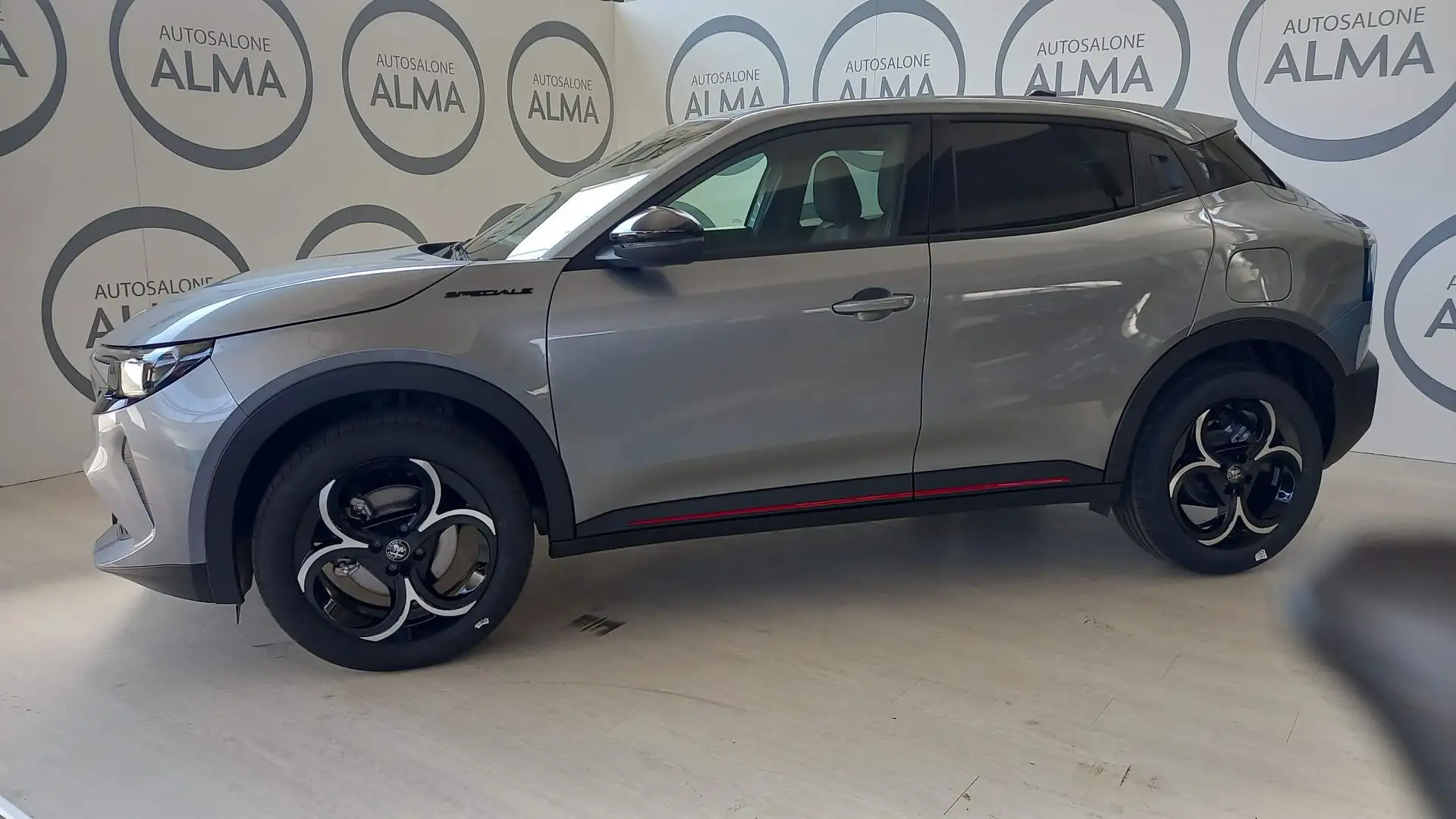 Alfa Romeo Junior 1.2 136 CV Hybrid eDCT6 Speciale siva - 2