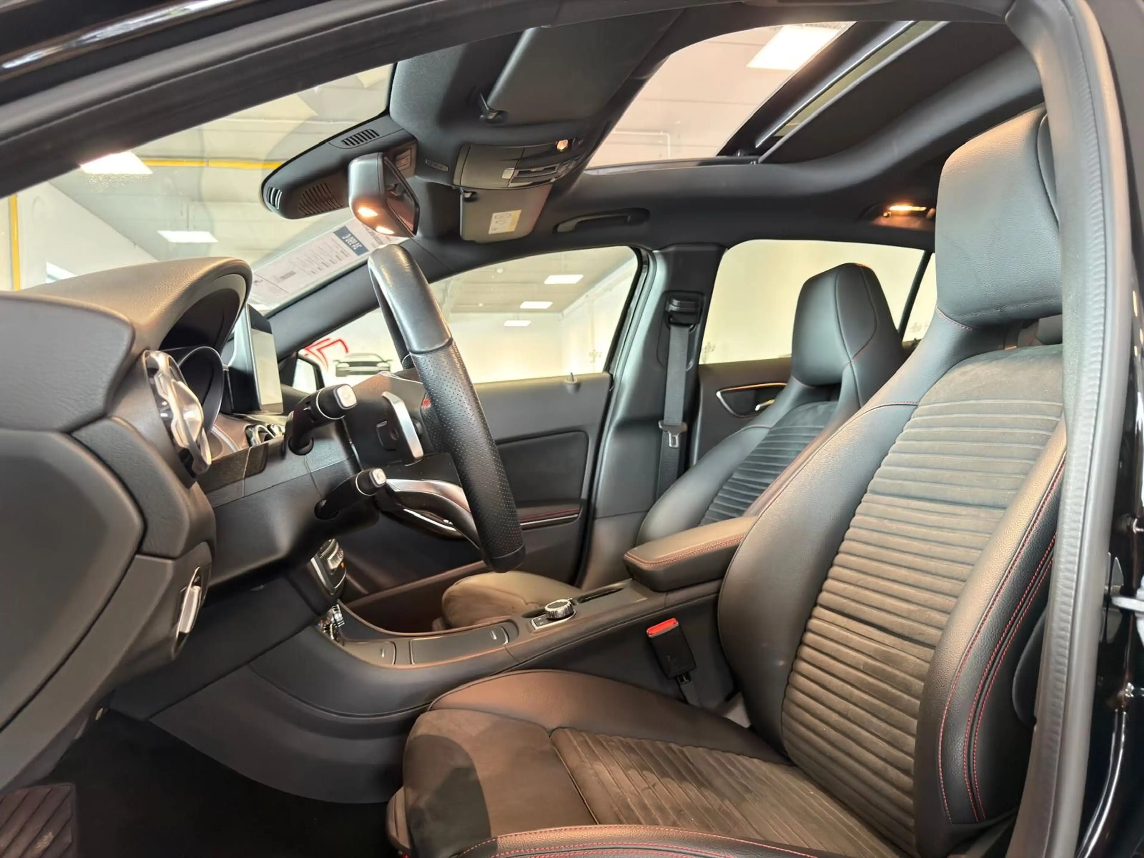Mercedes-Benz GLA 200 AMG-Line*NAVI*R-KAM*PANO*SHZ*LEDER* — photo 11