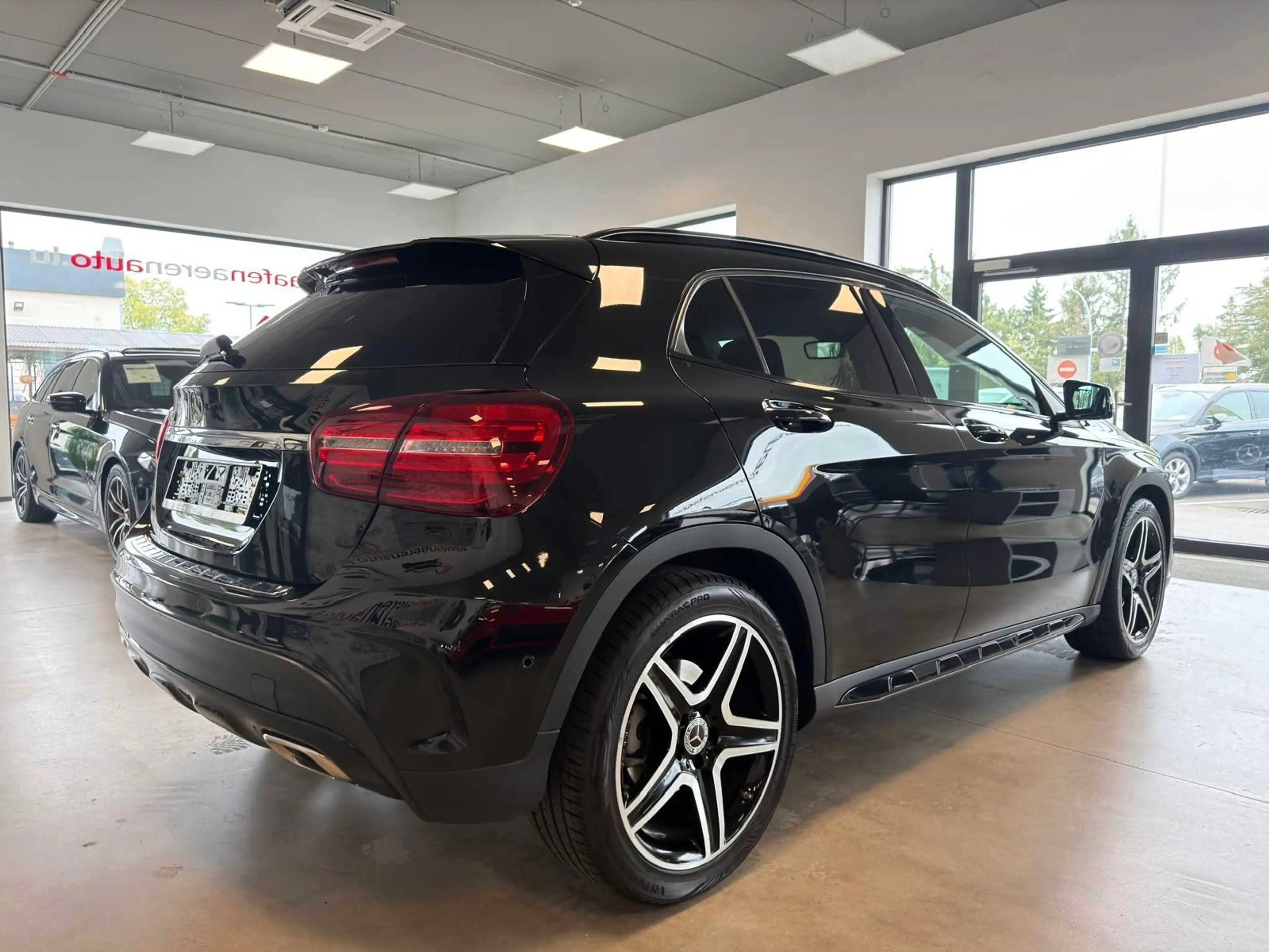 Mercedes-Benz GLA 200 AMG-Line*NAVI*R-KAM*PANO*SHZ*LEDER* — photo 3