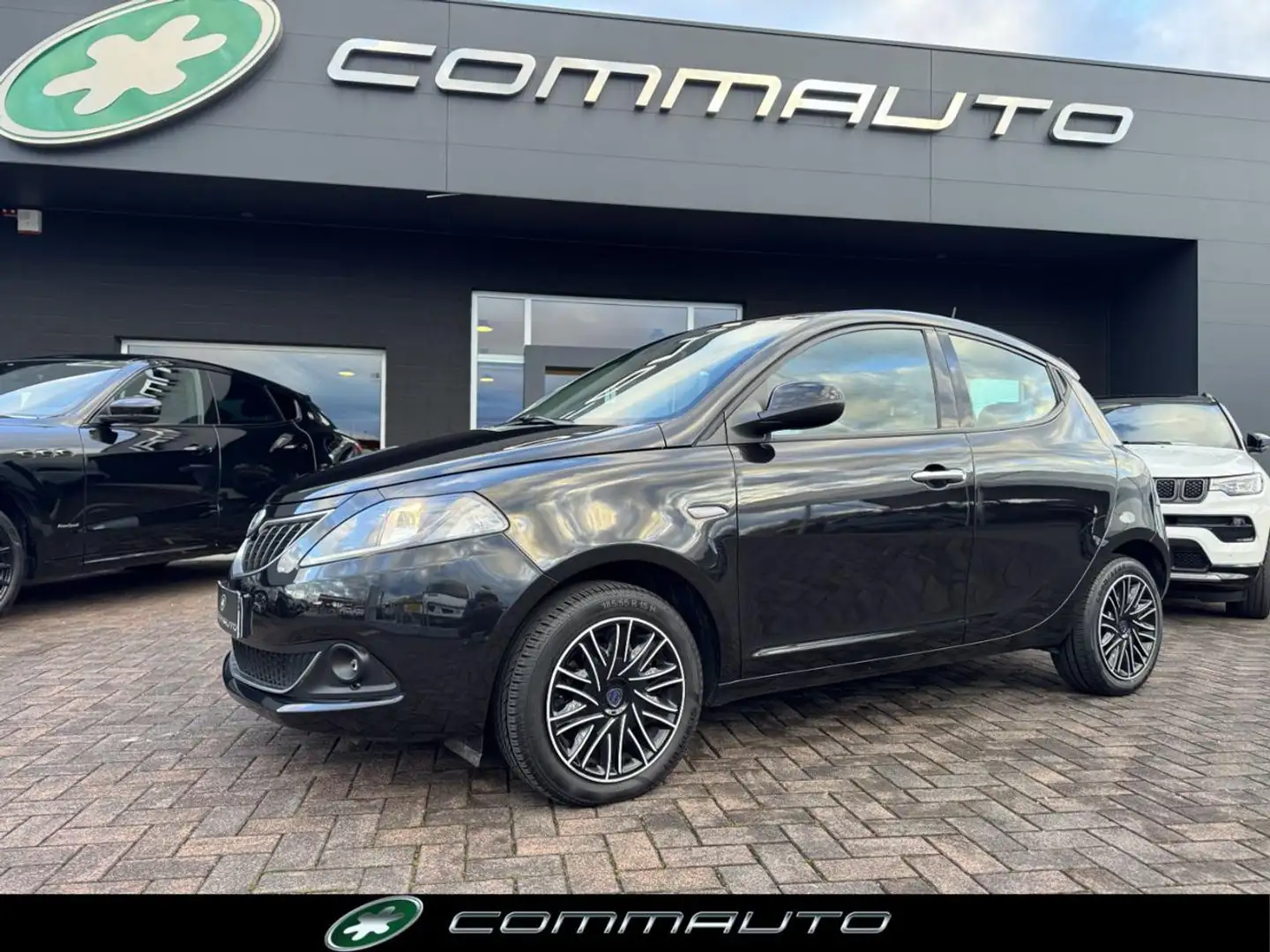 Lancia Ypsilon 1.0 FireFly 5 porte S&S Hybrid Gold Negro - 1