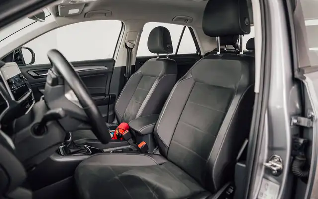 Volkswagen T-Roc view 9