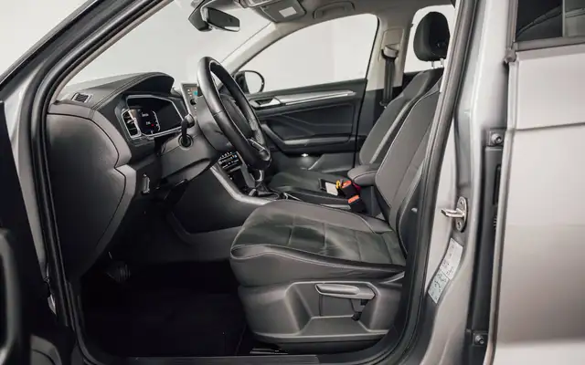 Volkswagen T-Roc view 11