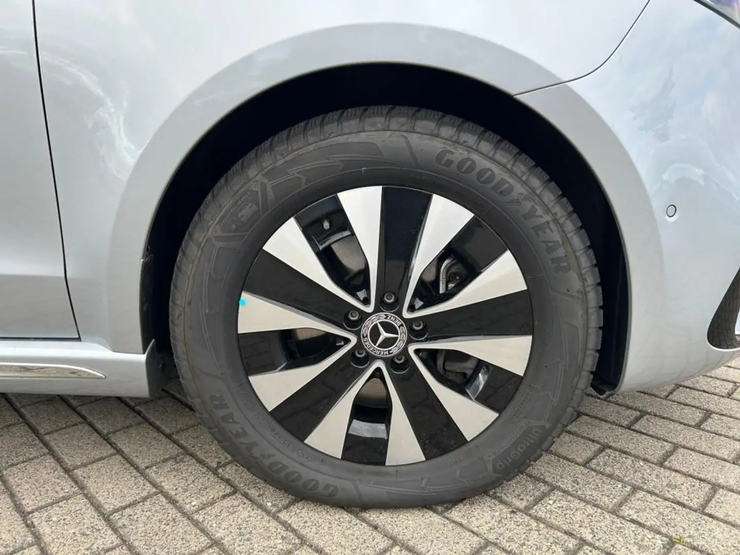 Mercedes-Benz EQV 300 Lang MBUX+LED+KLIMA Plateado - 2