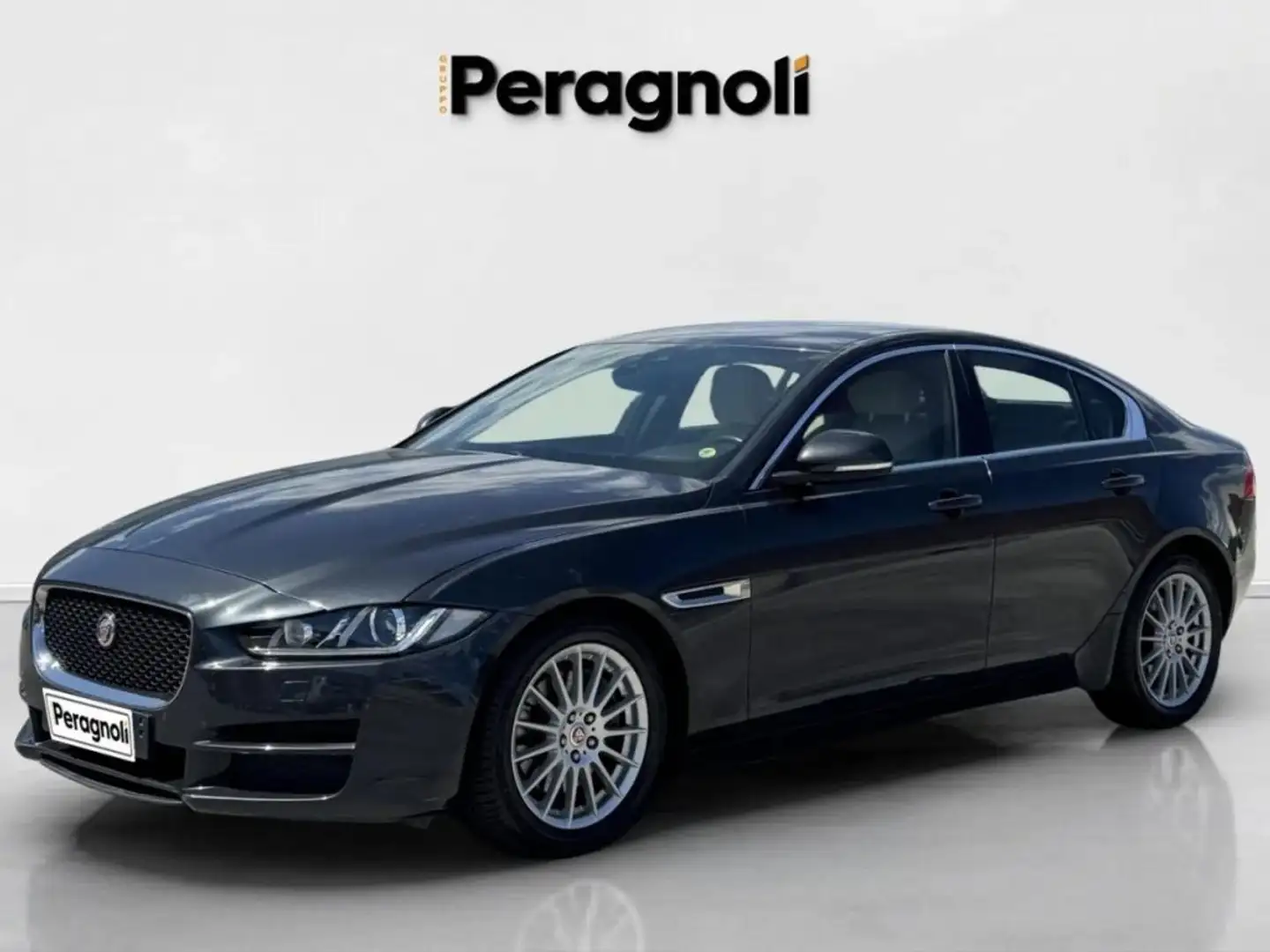 Jaguar XE 2.0 D PURE AUTOMATICA Gris - 1