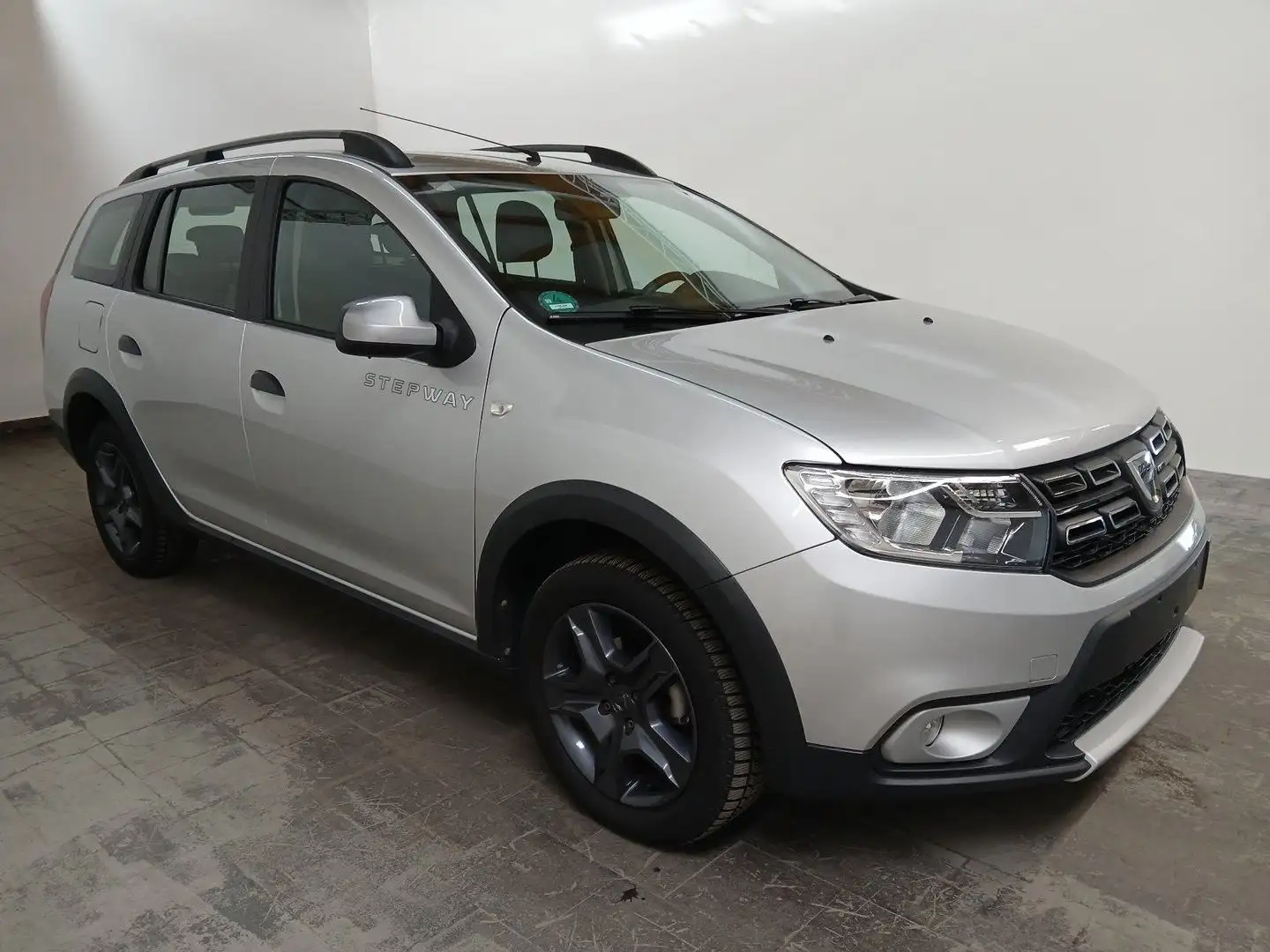 Dacia Logan Celeb.*S-HEFT*AUTOM.*KAMERA*NAVI*1.HAND Silber - 2
